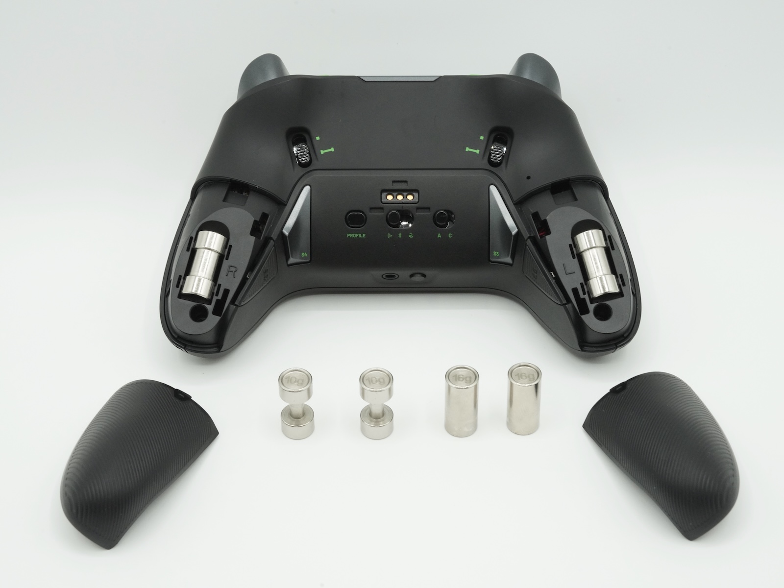 グリップ部分に内蔵して、重量バランスを調整できる