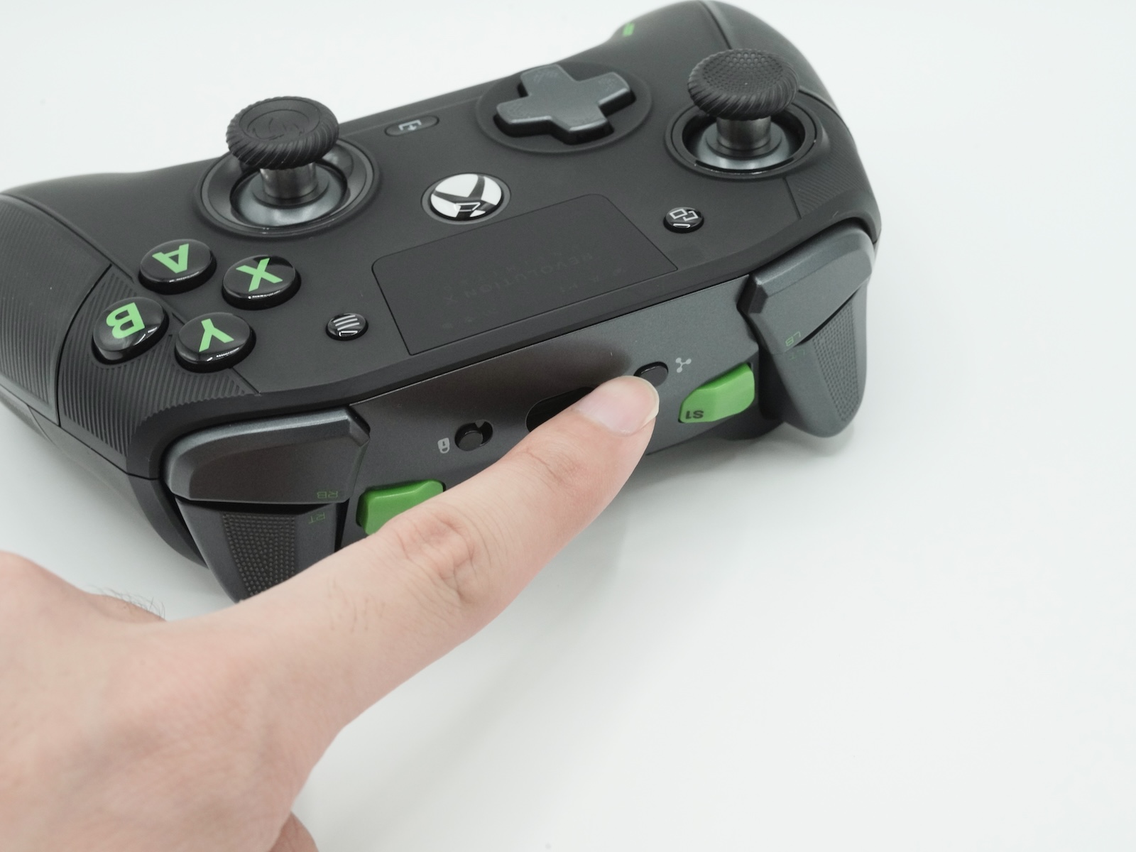 上面にあるマルチファンクションボタンを押すと……