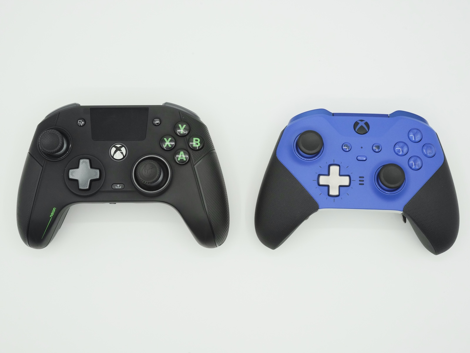 基本的なボタン配置は似ているが、やはり「REVOLUTION X Unlimited」は中央のLCDスクリーンが目を引く