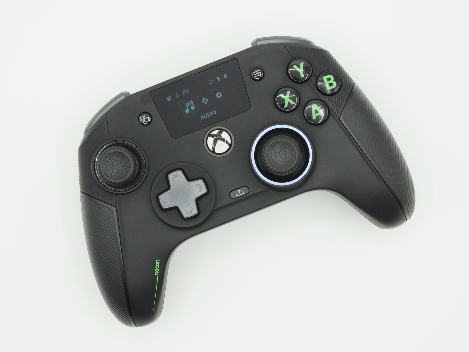 基本的な配置はXbox純正コントローラーを踏襲。ABXYボタンや方向パッドにはオムロン製マイクロスイッチを採用している