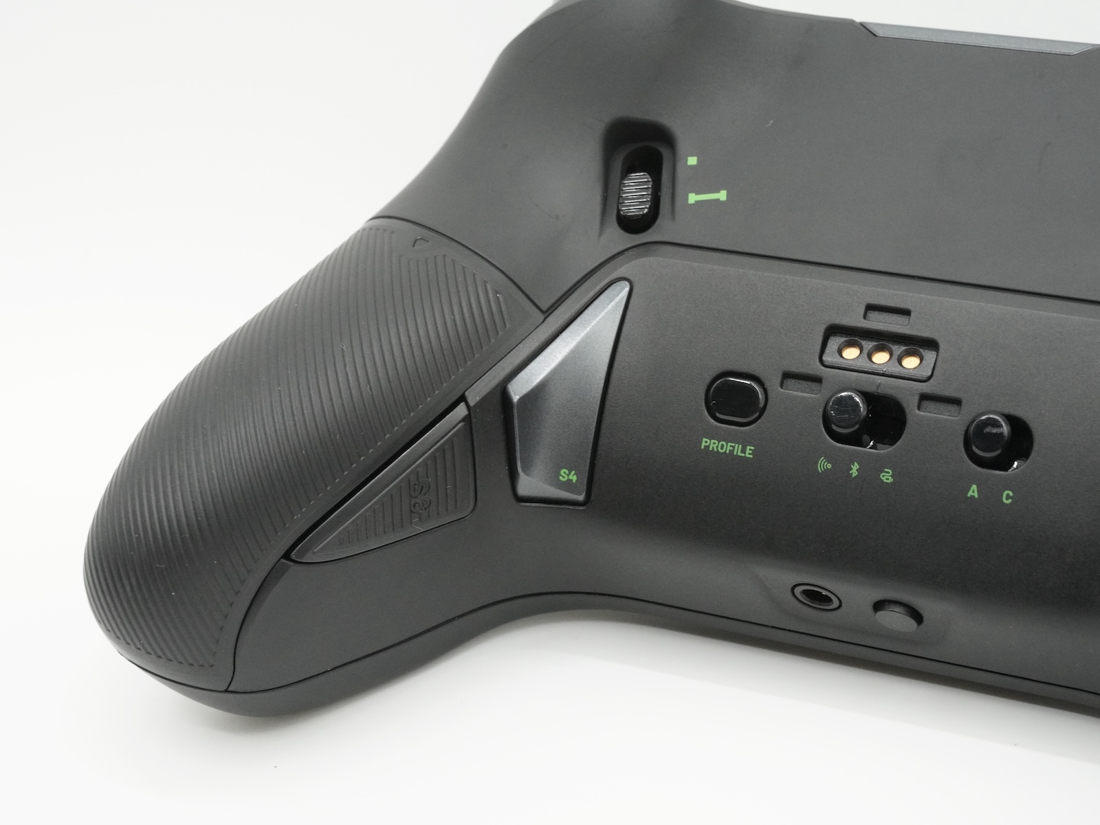 底面にあるグレーのボタンがS3／S4ボタン