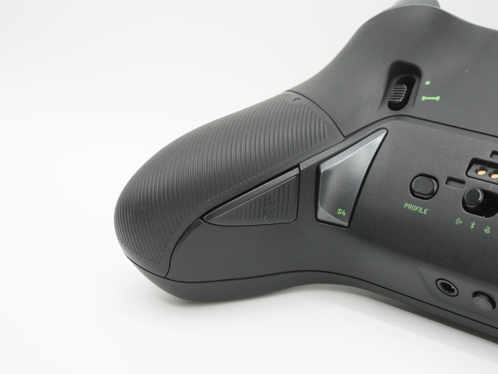 グリップに内蔵されているのがS5／S6ボタンとなる