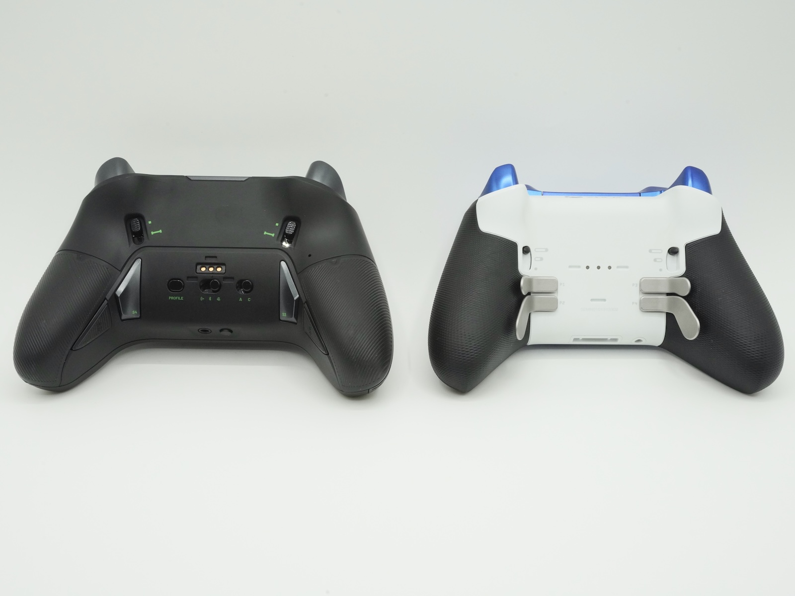 グリップ部分のショートカットボタンはどちらも4つだが、配置がかなり異なる