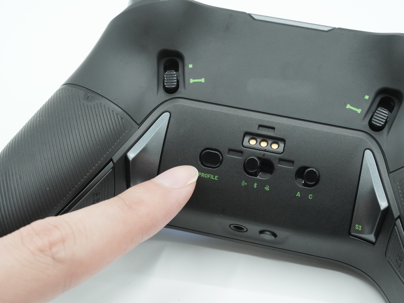 プロファイルは底面のボタンで切り替え可能だ