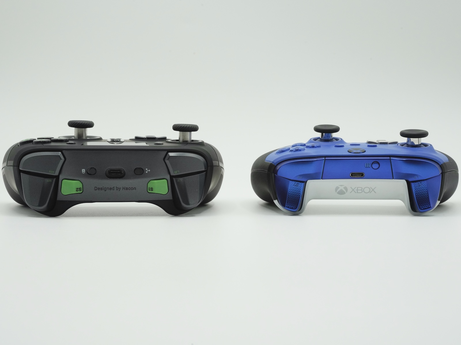 USB-Cやアナログトリガー周り。「REVOLUTION X Unlimited」はここにも2つのショートカットボタン（緑色）がある