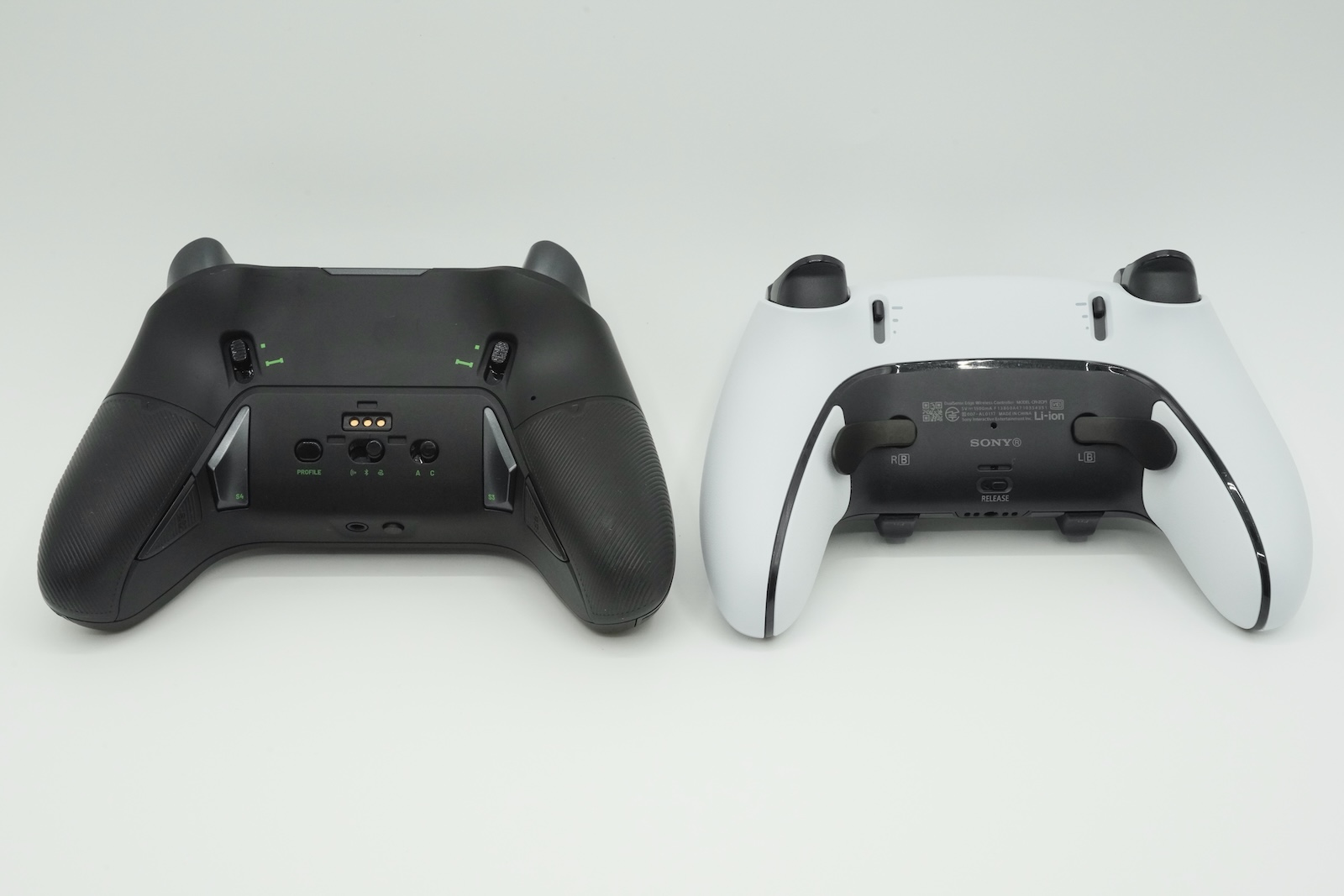 見た目からすると「DualSense Edge」が軽そうなのだが、実は「REVOLUTION X Unlimited」の方が少しだけ軽い