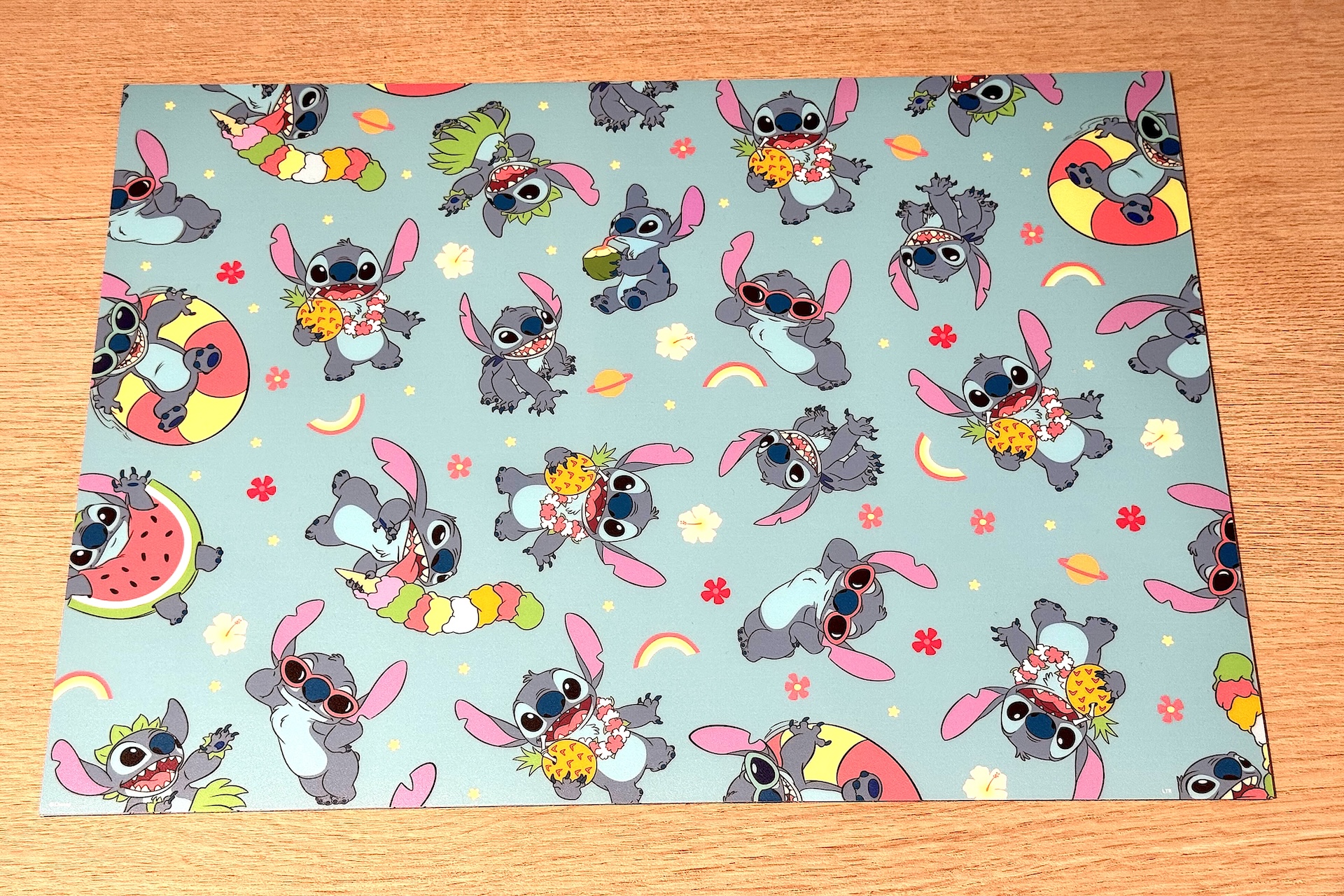 壁側のテーブル席にはそれぞれマットが用意されていて、これがまた可愛い。様々な装いと表情のスティッチが堪らない