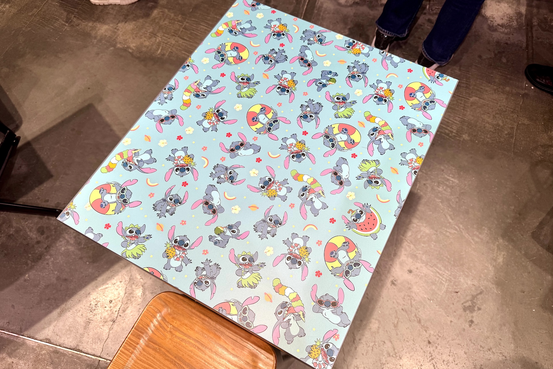 こちらは店内に設置されているテーブル。スティッチのデザインは見ているだけで楽しくなる