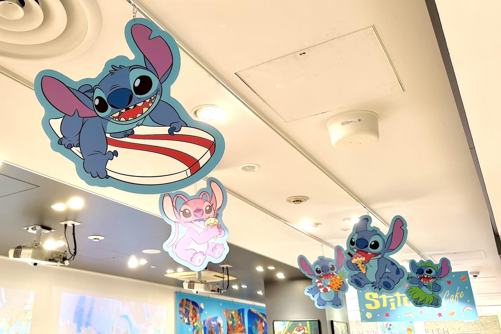 そのほか、様々な装飾が施されているので、ぜひ店内を見回わして写真撮影なども楽しんでほしい