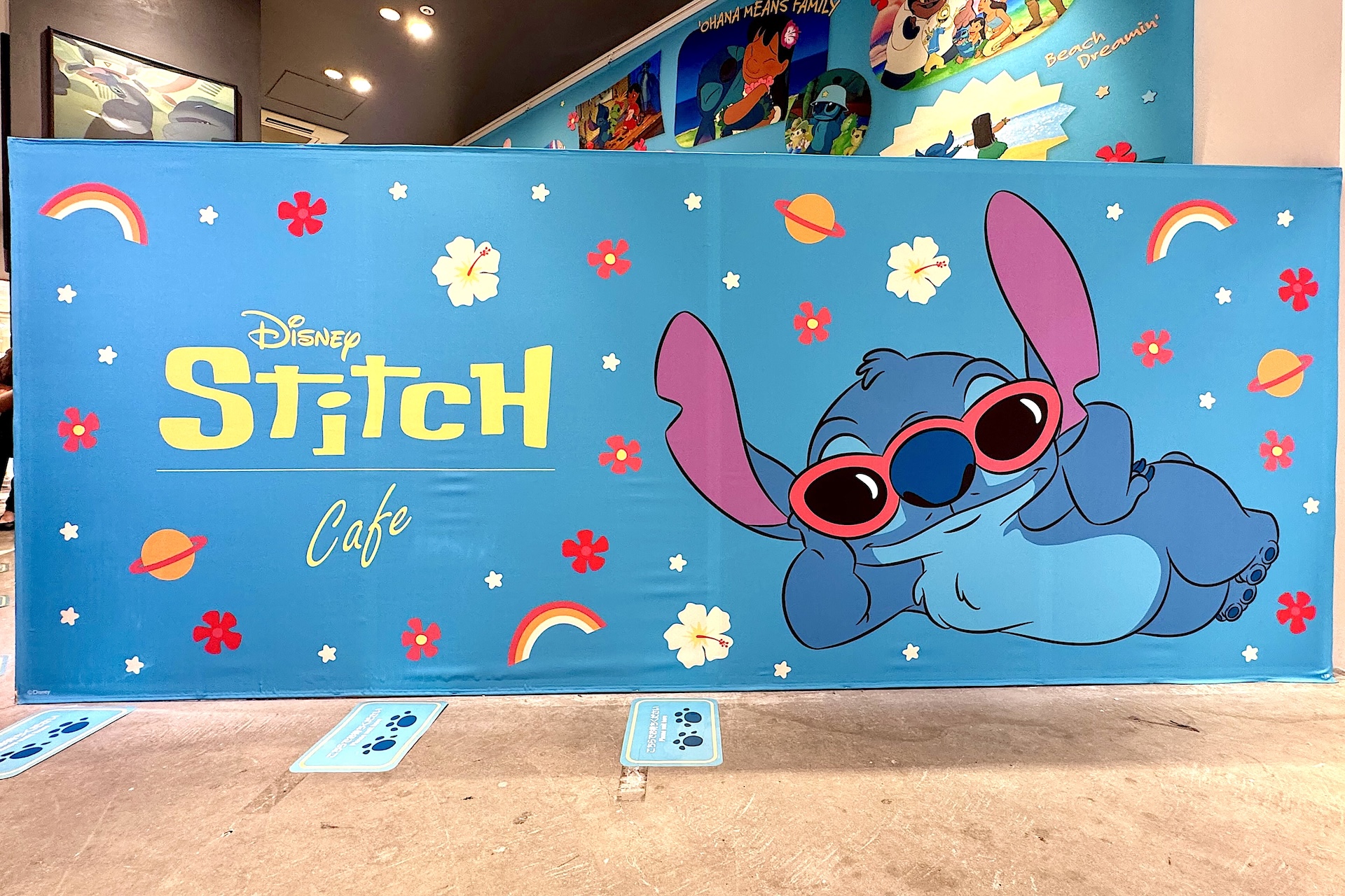 入口から今回のスペシャルカフェのテーマである“夏を楽しむスティッチ”を表現した装飾がお出迎え。テンションが上がる！