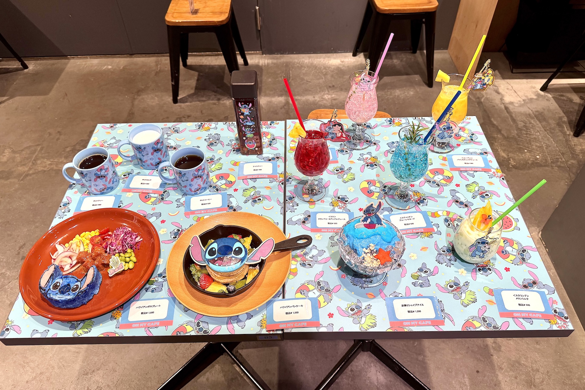 鮮やかで見た目も楽しいフードメニュー。夏らしさ、そして「リロ&スティッチ」の舞台であるハワイを感じさせるメニューが用意されている