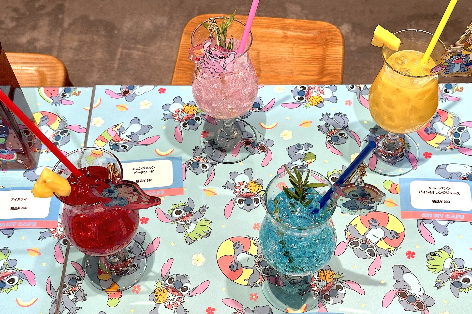 チャーム付きマドラーが可愛いドリンク各種 各990円 ※チャーム付きマドラーは持ち帰り不可