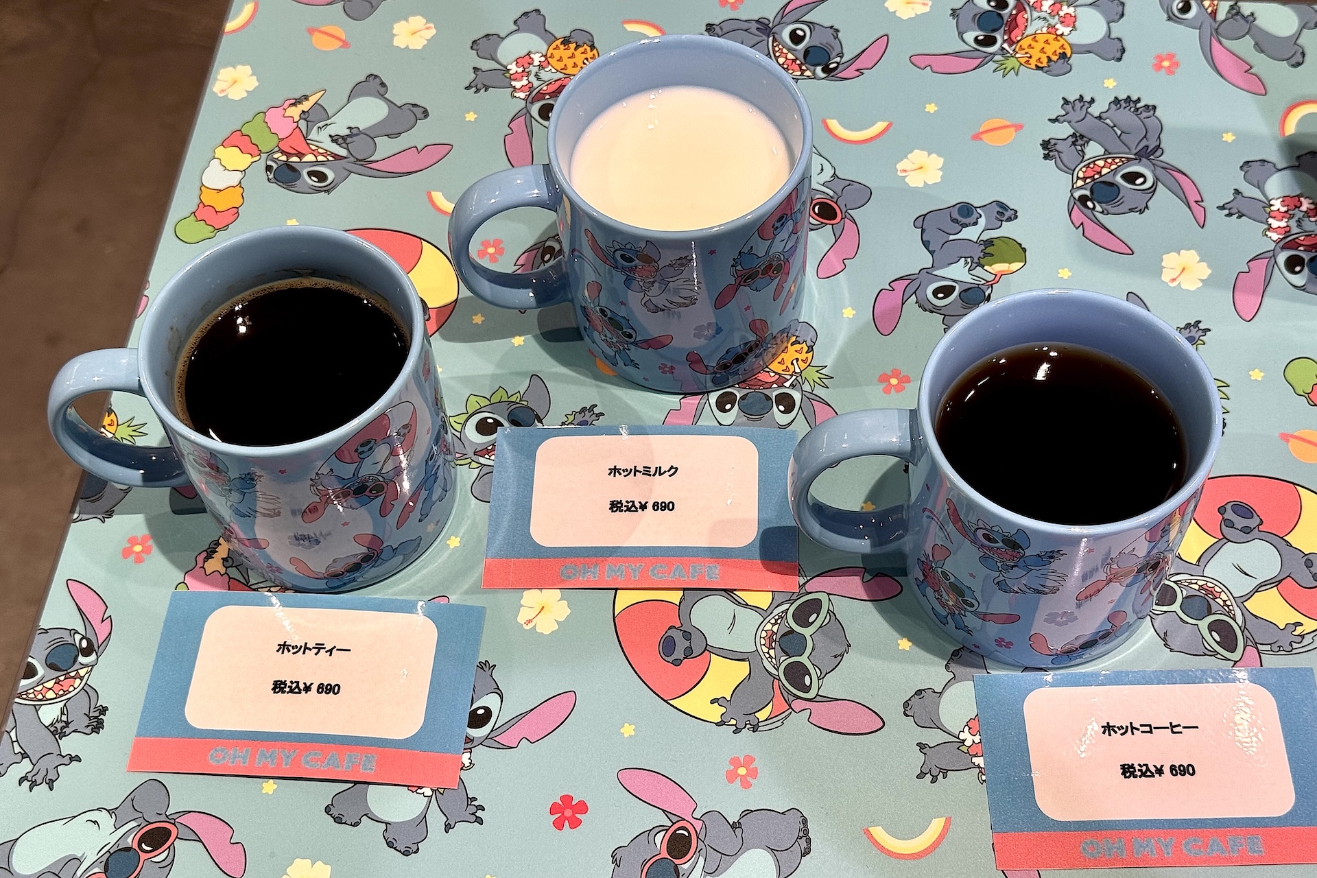 ホットコーヒー、ホットティー、ホットミルク 各690円