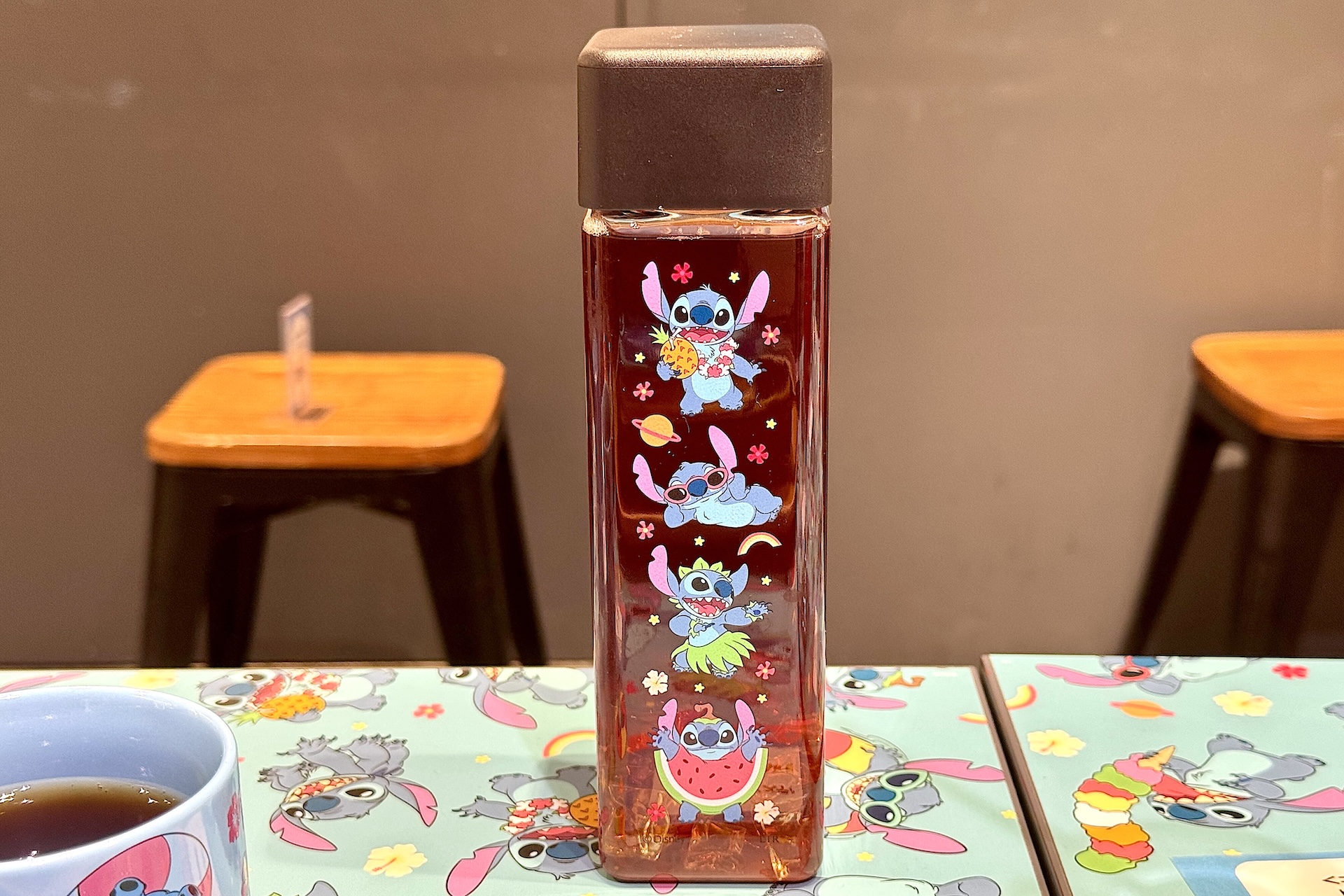 アイスティー 690円。オリジナルボトルは追加料金で購入可能。スクエアボトル 1,650円