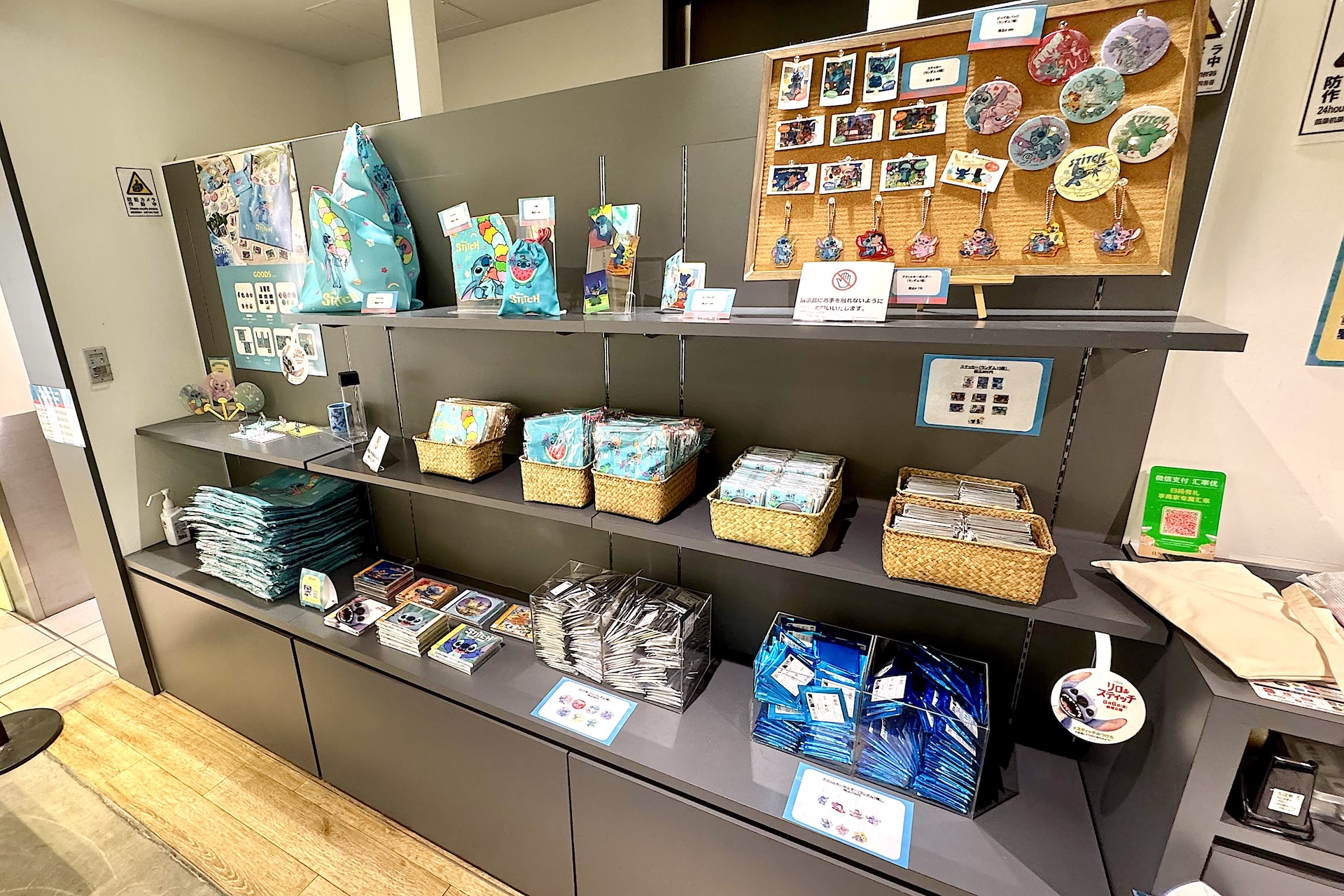 カフェに入ってすぐに物販コーナーが設けられている