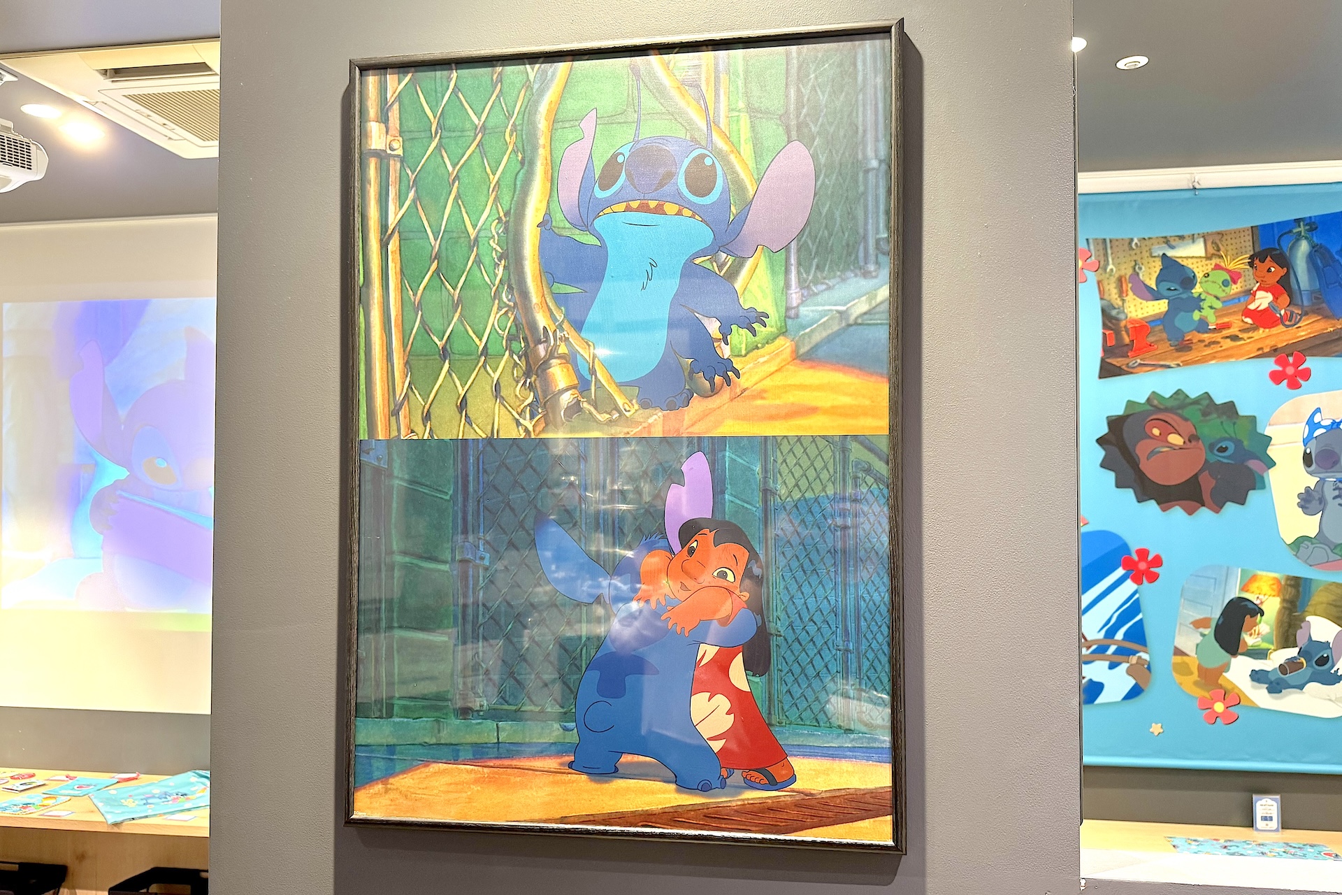 店内の至る所に作中シーンのカットなどが飾られていて「リロ&スティッチ」の世界観を楽しめる