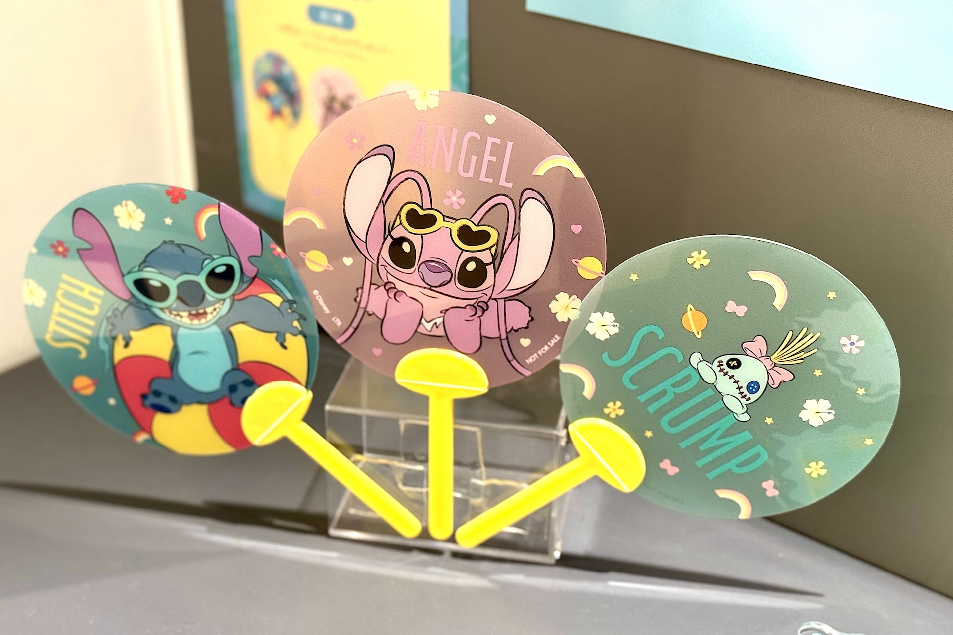 事前予約（予約金：770円）のうえ、カフェでメニューを注文するともらえる「オリジナルうちわ（全3種）」