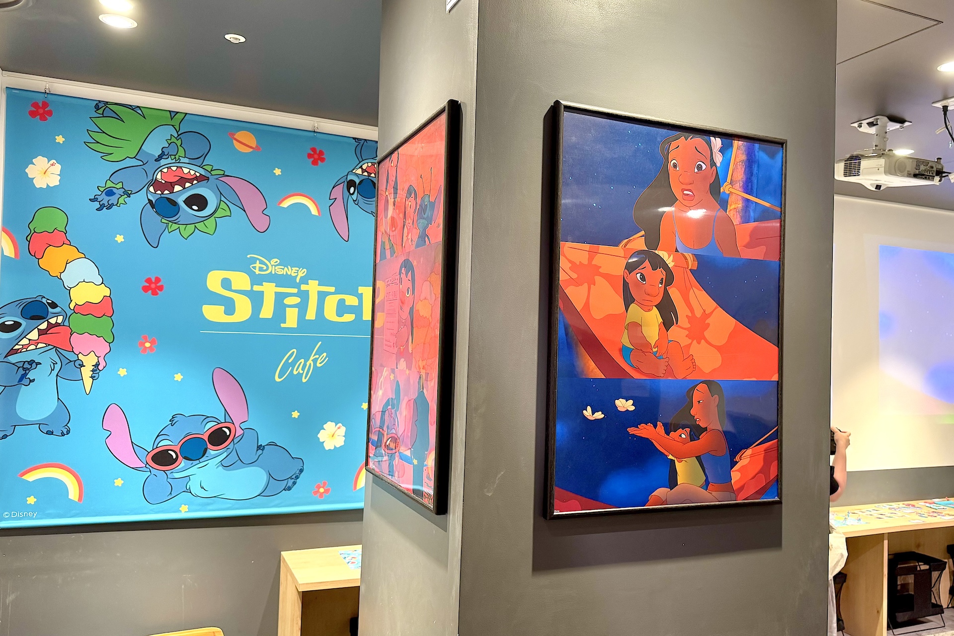 店内の至る所に作中シーンのカットなどが飾られていて「リロ&スティッチ」の世界観を楽しめる