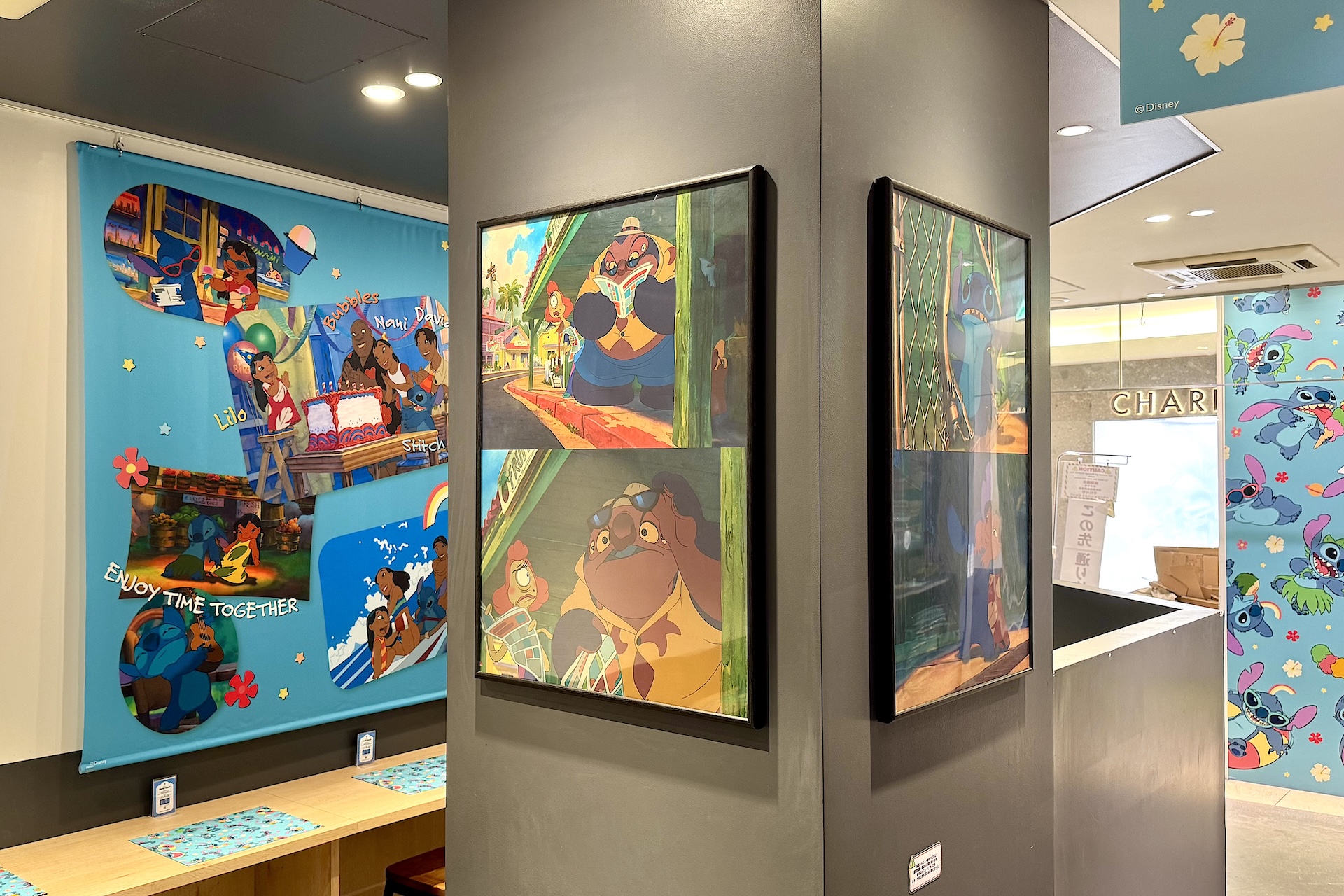 店内の至る所に作中シーンのカットなどが飾られていて「リロ&スティッチ」の世界観を楽しめる