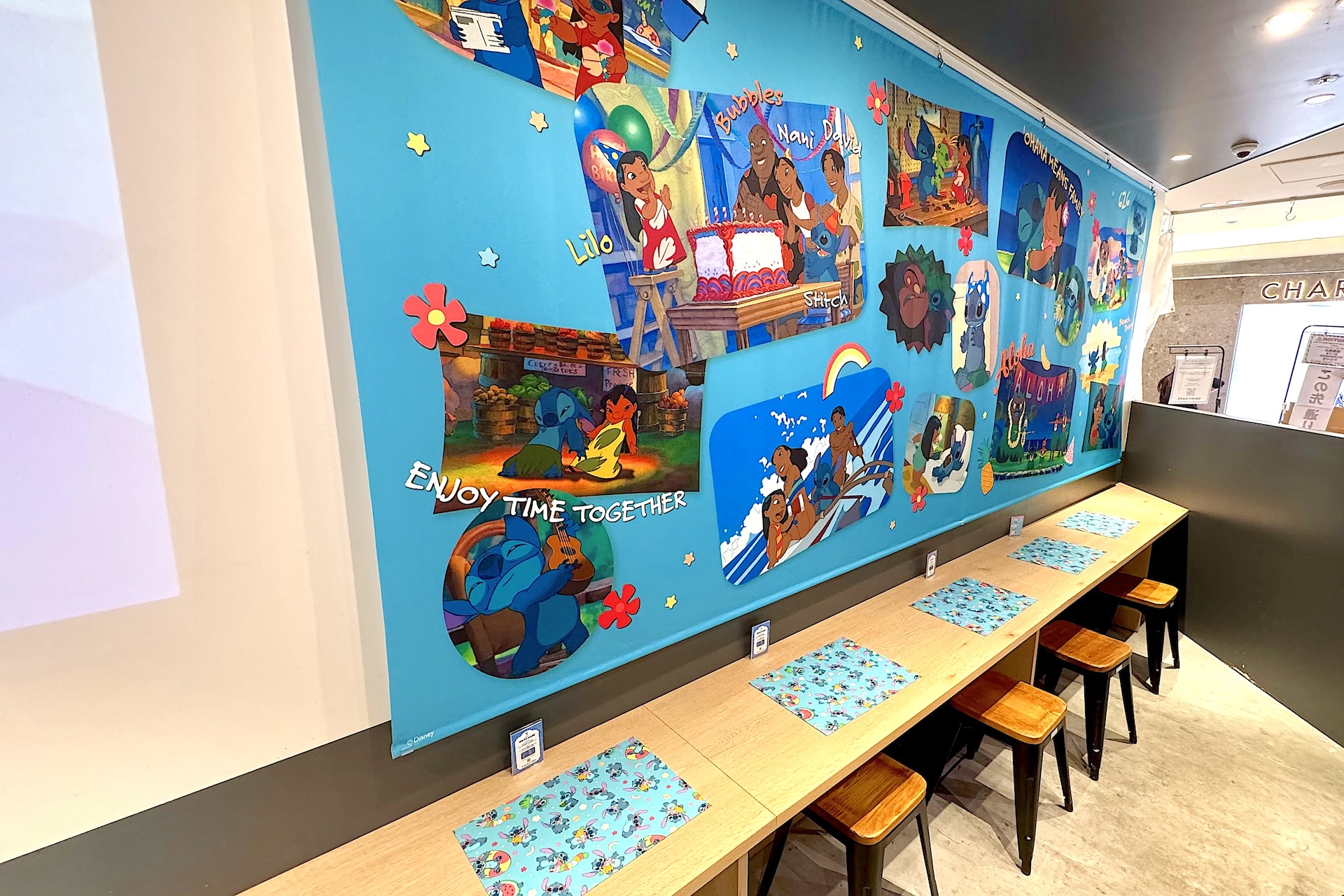 壁側のテーブル席にはそれぞれマットが用意されていて、これがまた可愛い。様々な装いと表情のスティッチが堪らない