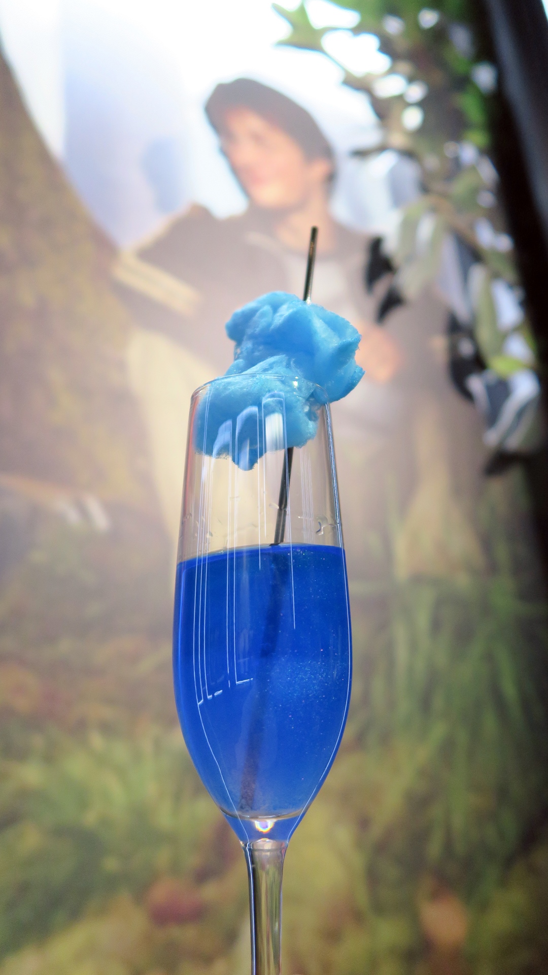 ブルーに輝くドリンクに炎をイメージした綿あめを沈めると、綿あめがシュワッとはじけてドリンクがきらめく