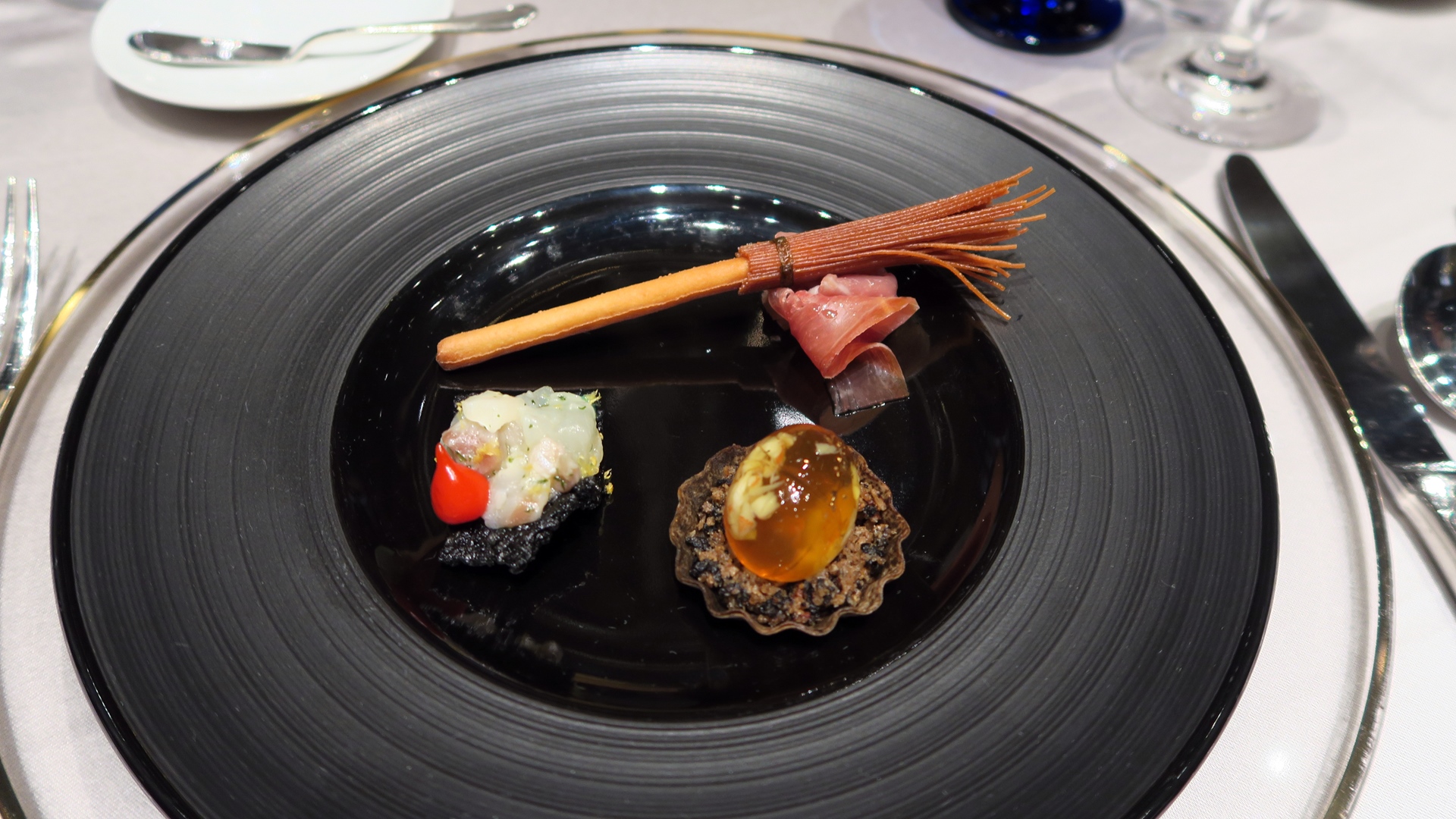 【アミューズ】箒のグリッシーニ、トライウィザードカナッペ、金の卵のタルト。ブレッドスティックでつくられた箒や、ジュレで再現された金の卵など、どれもこだわられている。見た目だけでなく、どのフードも大変美味だ