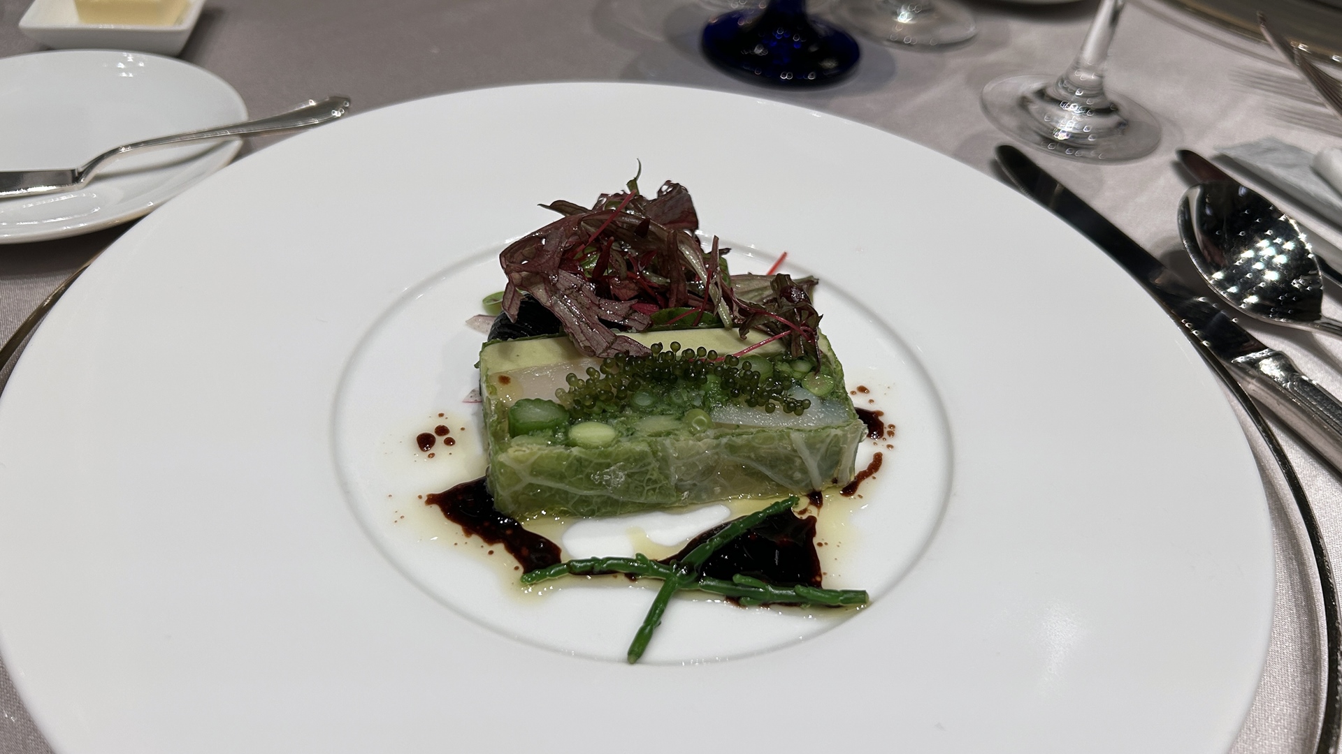 【前菜】黒い湖のテリーヌ。黒い湖は映画「ハリー・ポッターと炎のゴブレット」にて、ハリーが水中で試練に挑む際に登場した場所だ