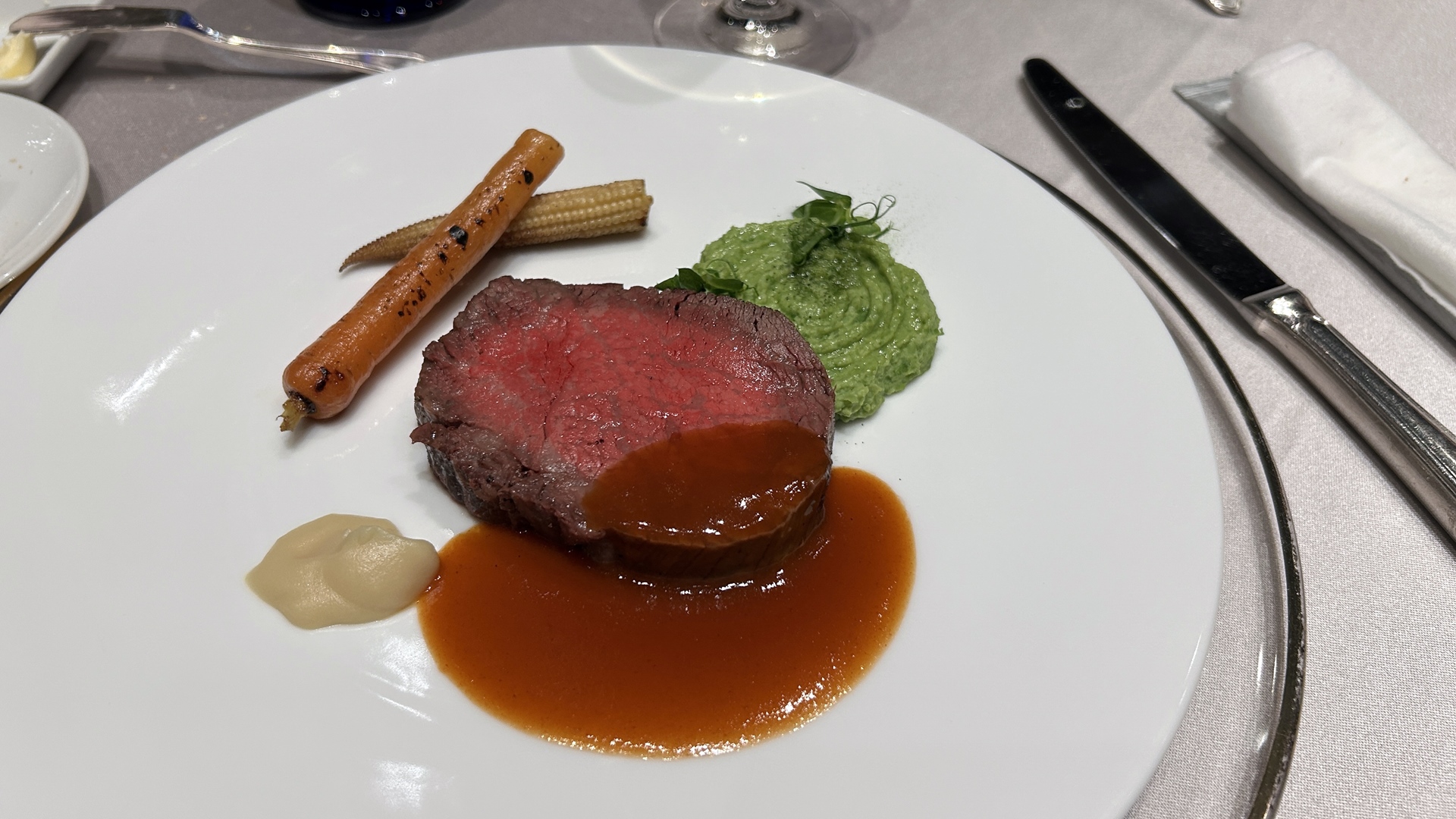 【メイン】牛フィレ肉のロースト 迷路を添えて。トライウィザードトーナメント最後の課題の迷路を思わせるビジュアルのペーストが添えられたプレート。お肉が柔らかく絶品だ