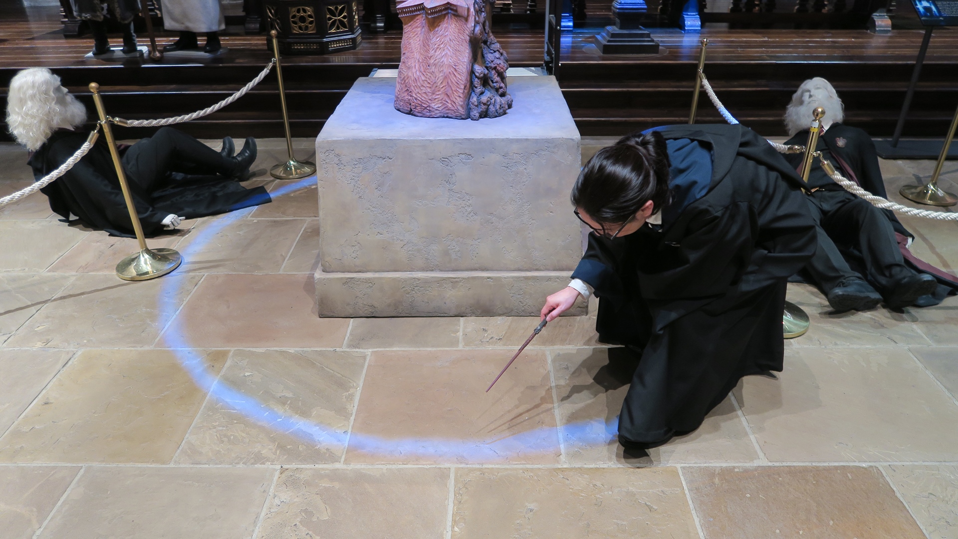 撮影は年齢線の内側に入ったり、ゴブレットに紙をいれるポーズをとったりすることができる