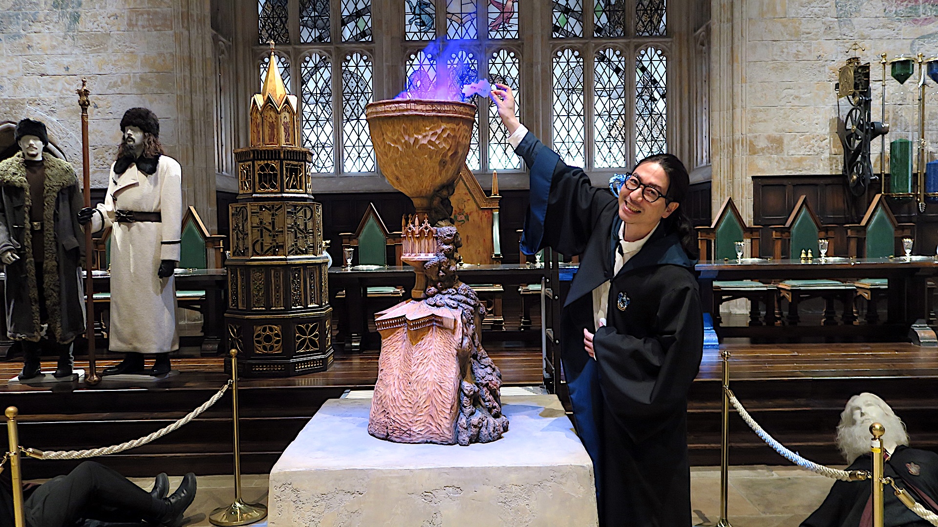 撮影は年齢線の内側に入ったり、ゴブレットに紙をいれるポーズをとったりすることができる