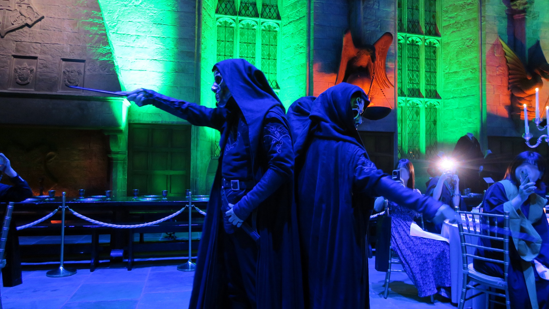 特別なアクションとして、デスイーター（死喰い人）が登場。恐ろしいはずなのに、各テーブルを周りながらツーショットしてくれるサービス精神旺盛な姿は不思議と微笑ましかった