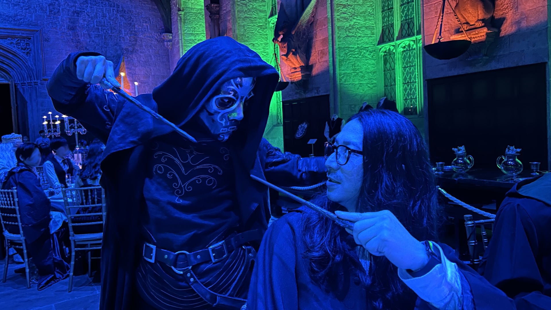 特別なアクションとして、デスイーター（死喰い人）が登場。恐ろしいはずなのに、各テーブルを周りながらツーショットしてくれるサービス精神旺盛な姿は不思議と微笑ましかった