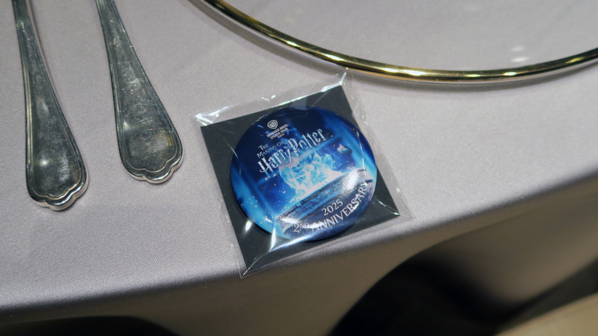 「スタジオツアー東京」の2周年を記念した特別缶バッジ