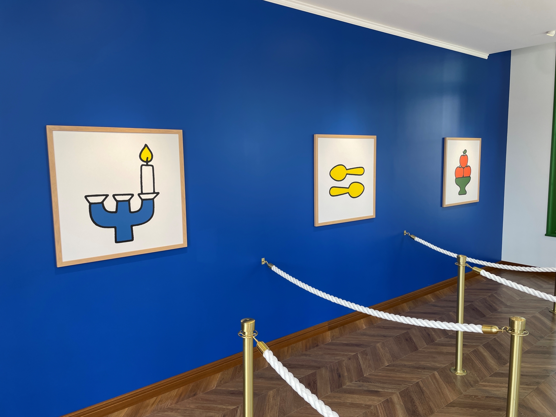 アートギャラリーをイメージした施設。額縁に入った絵はまさにアート