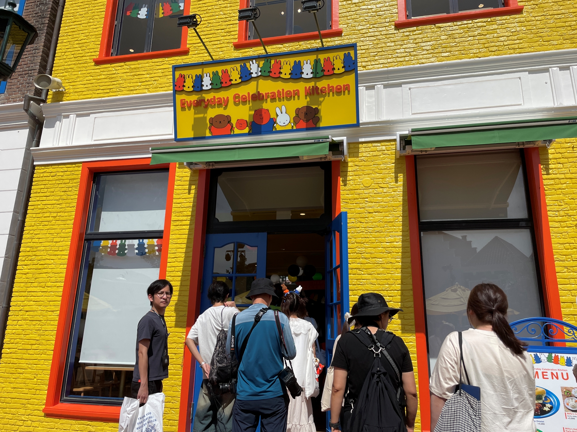 一際賑やかな内装。2階席もあり、細かいところまで装飾が行き届いている