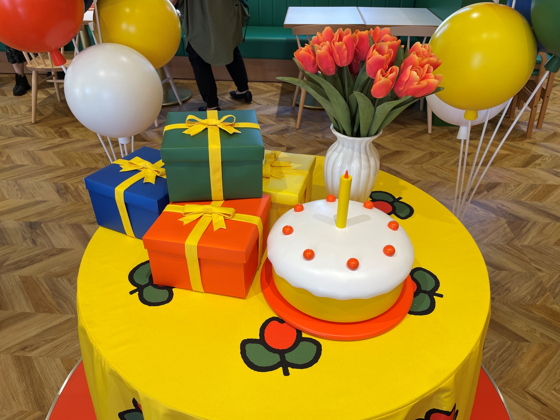 一際賑やかな内装。2階席もあり、細かいところまで装飾が行き届いている