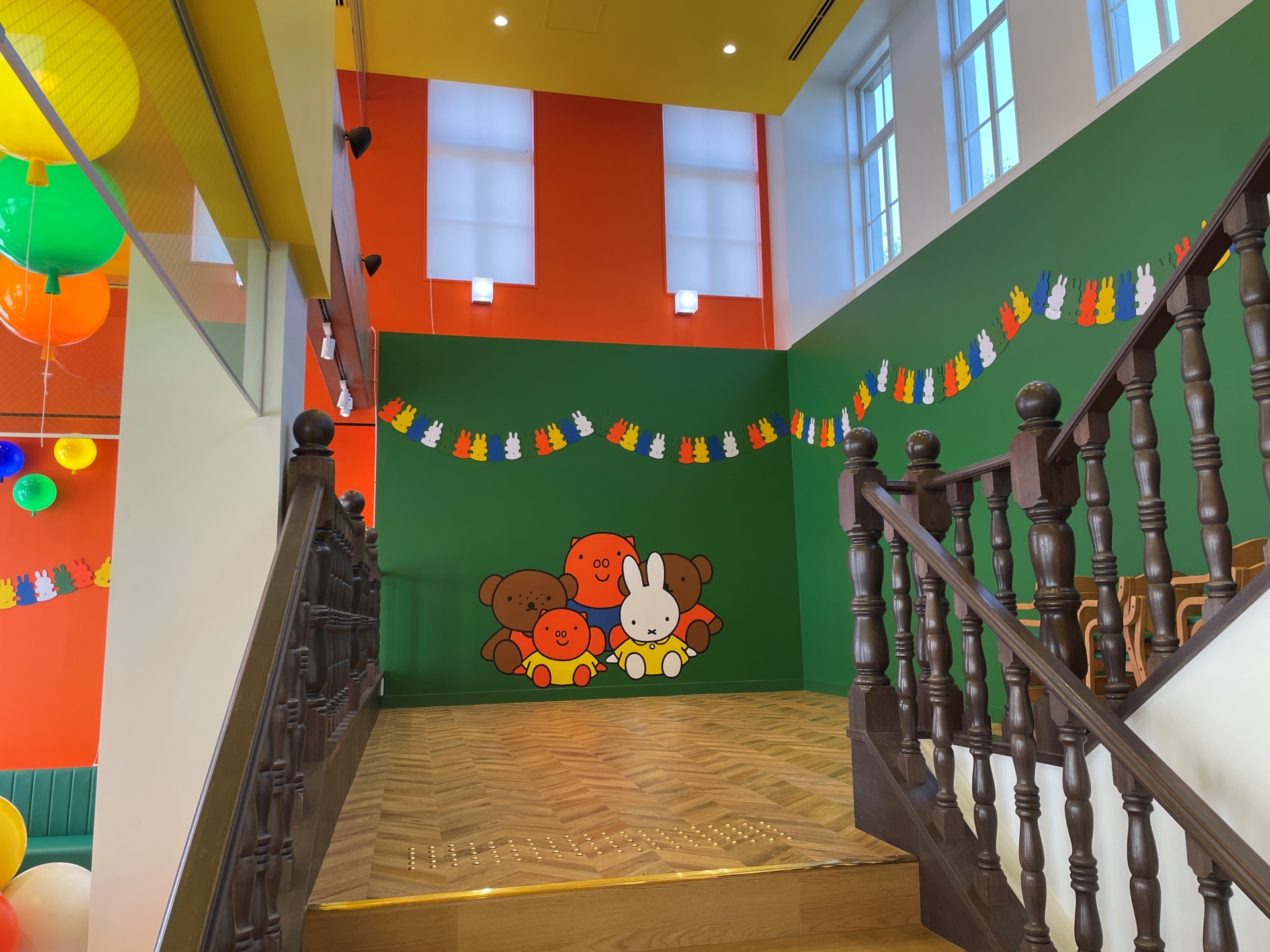 一際賑やかな内装。2階席もあり、細かいところまで装飾が行き届いている