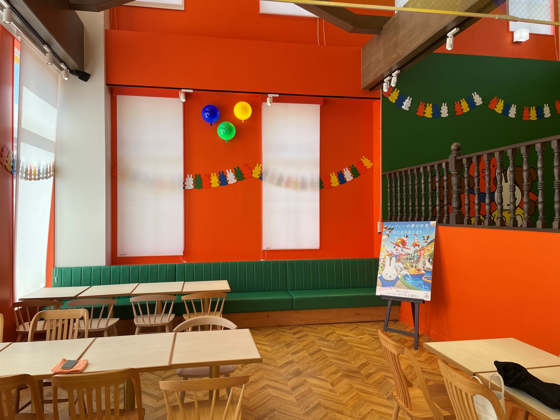 一際賑やかな内装。2階席もあり、細かいところまで装飾が行き届いている