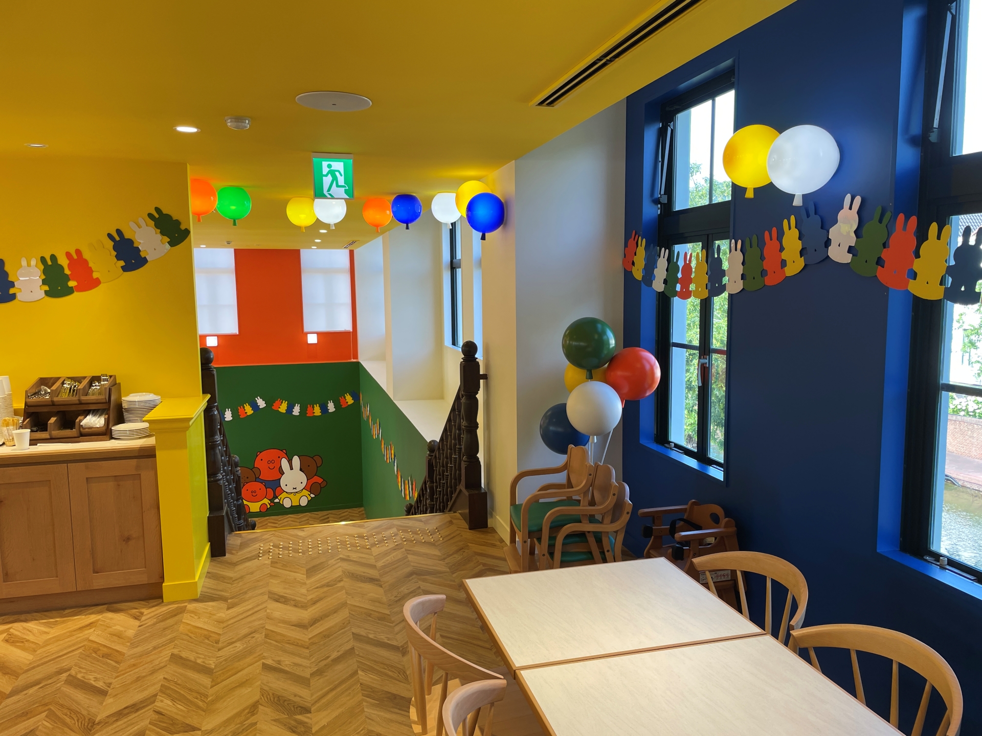 一際賑やかな内装。2階席もあり、細かいところまで装飾が行き届いている