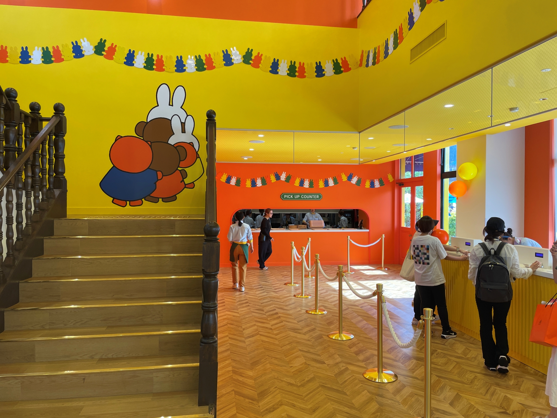 一際賑やかな内装。2階席もあり、細かいところまで装飾が行き届いている