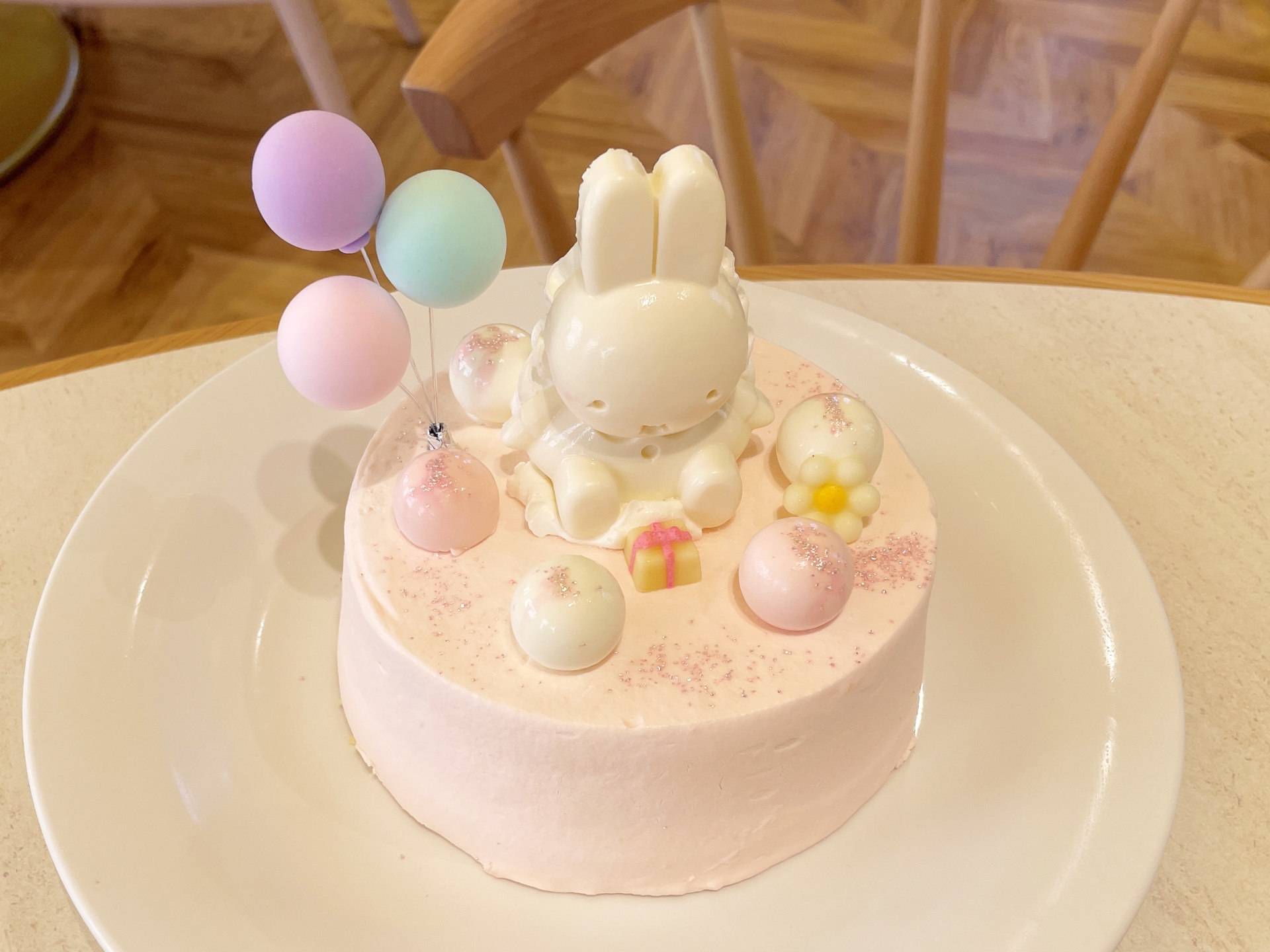 ミッフィーのセレブレーションケーキ 3,000円（テイクアウトBOX付きは3,300円）