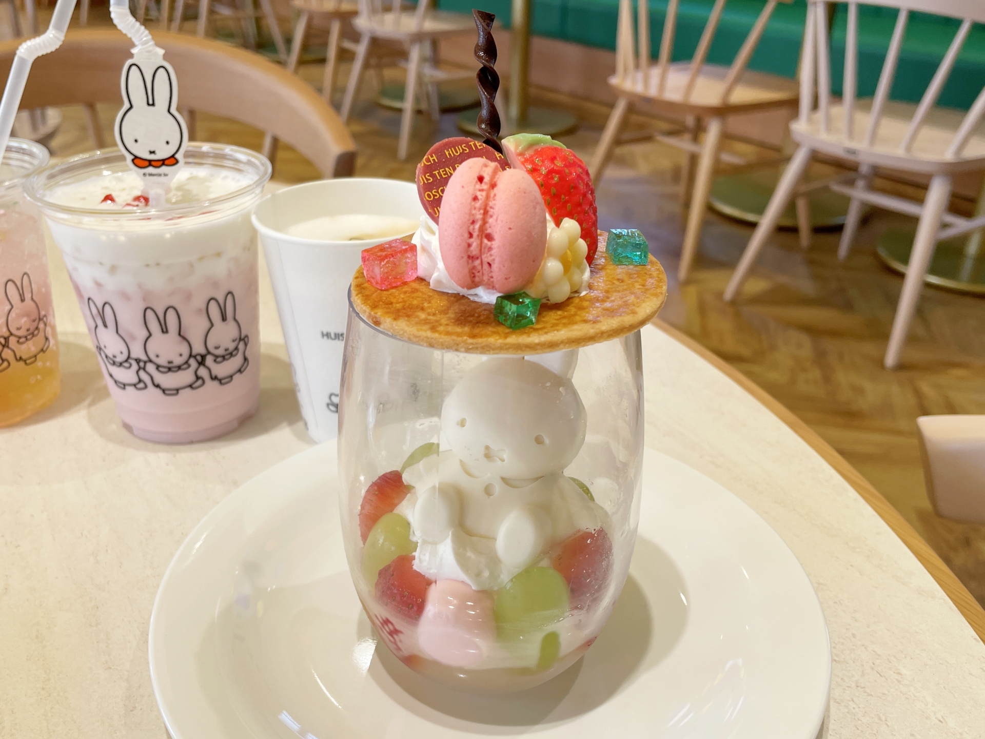 おかしのくにのミッフィーパフェ 1,700円