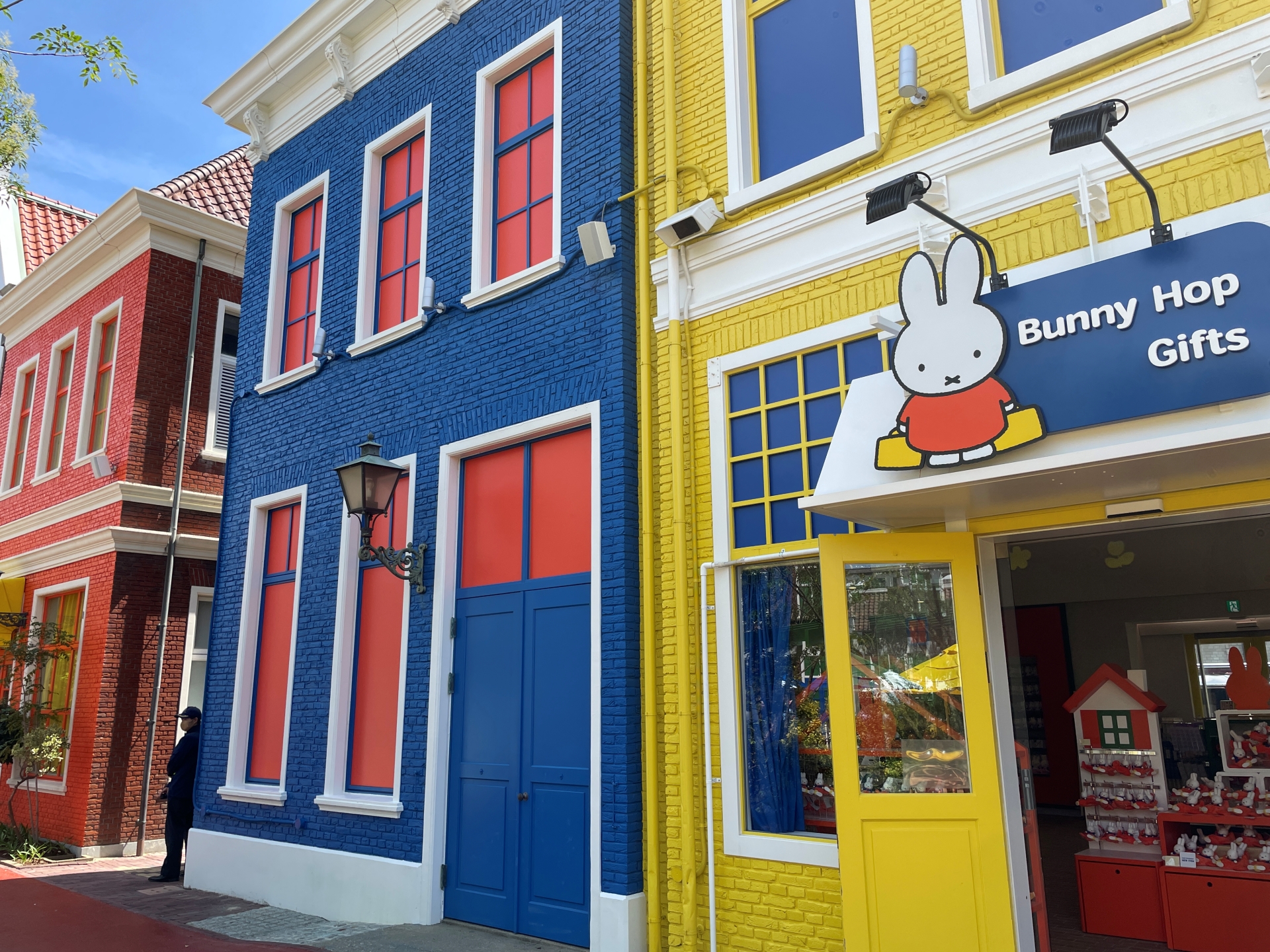 ブルーナカラーをふんだんに、かつ正確に使用することで、絵本の世界に入り込んだような体験が実現されている