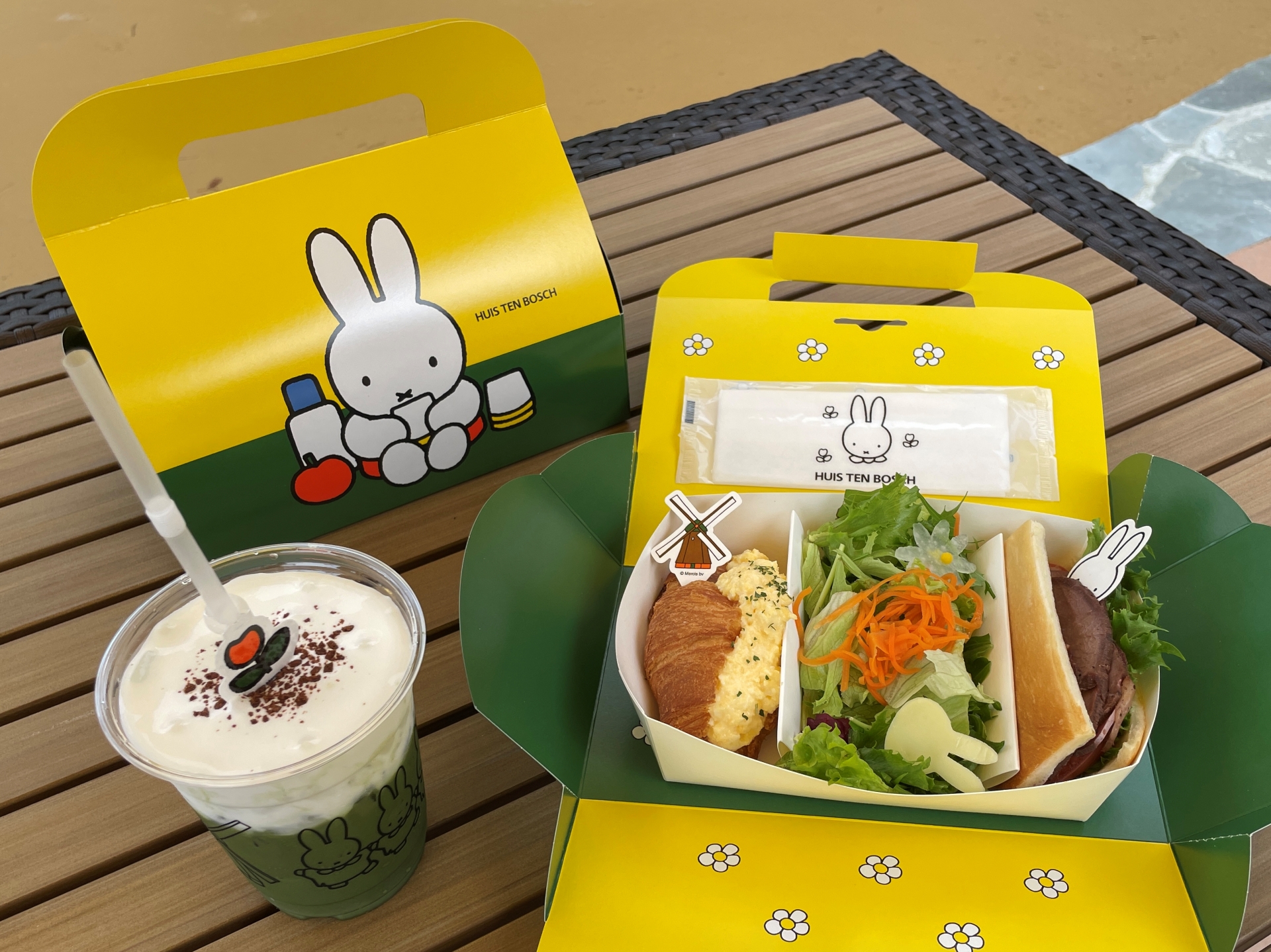 ミッフィーのふわふわそのぎ抹茶ラテ 800円（左下）、ミッフィーのわくわくピクニックBOX 1,600円（右）