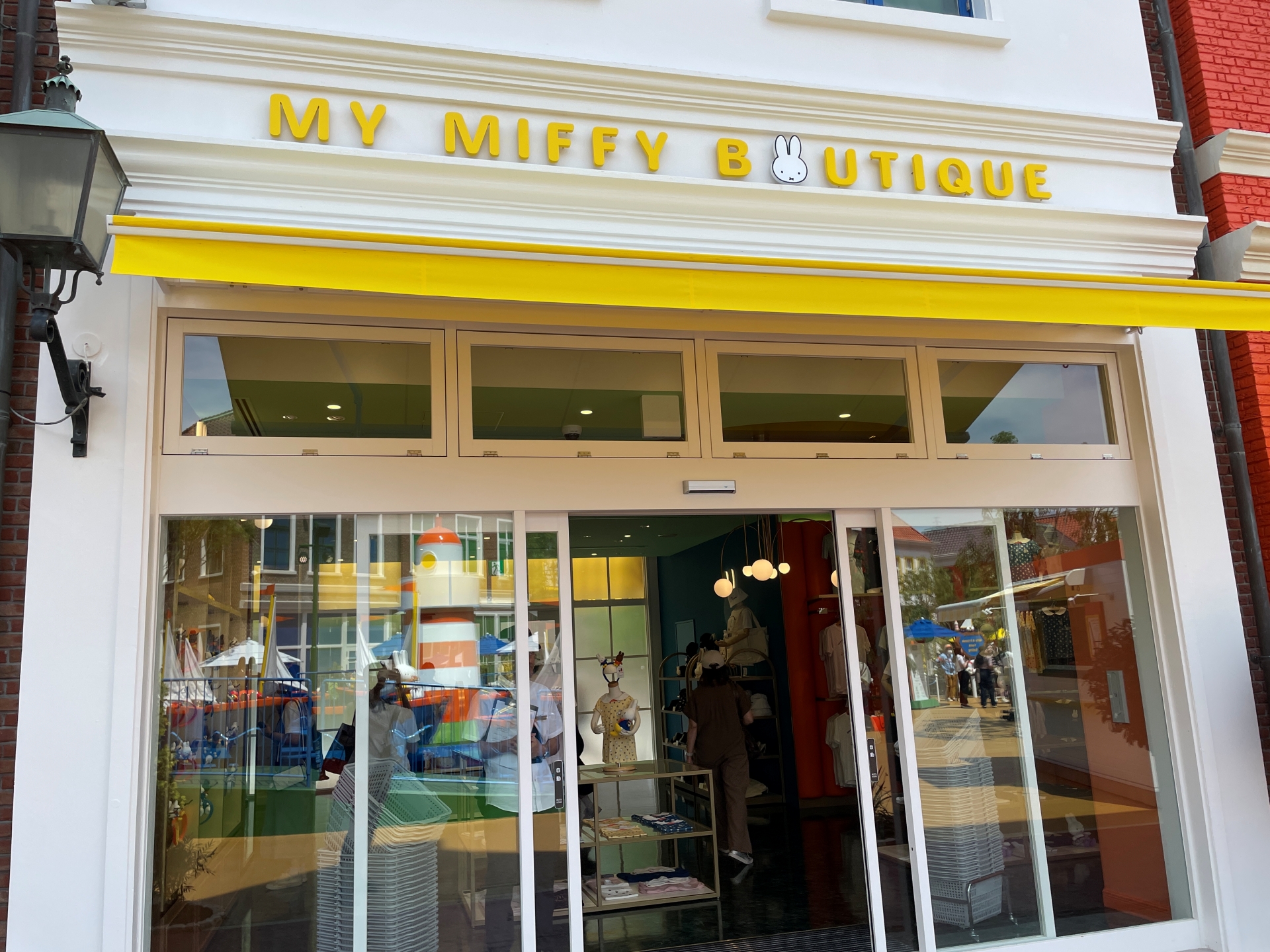 グッズショップ「マイ・ミッフィーブティック」。ハウステンボス限定の身につけグッズを含む、ファッションアイテムが揃うセレクトショップ