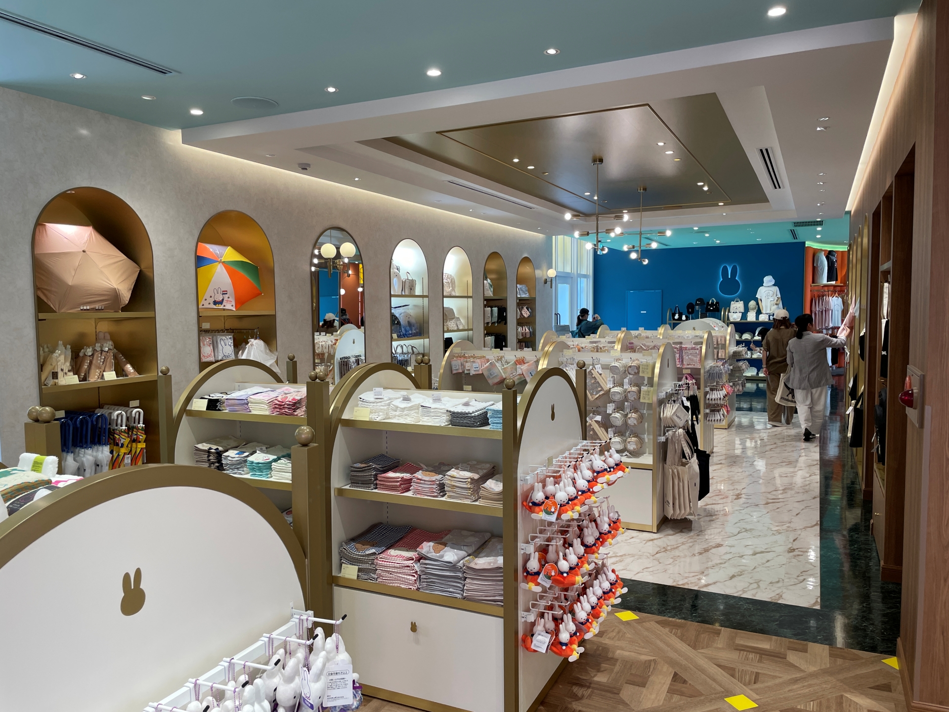 グッズショップ「マイ・ミッフィーブティック」。ハウステンボス限定の身につけグッズを含む、ファッションアイテムが揃うセレクトショップ