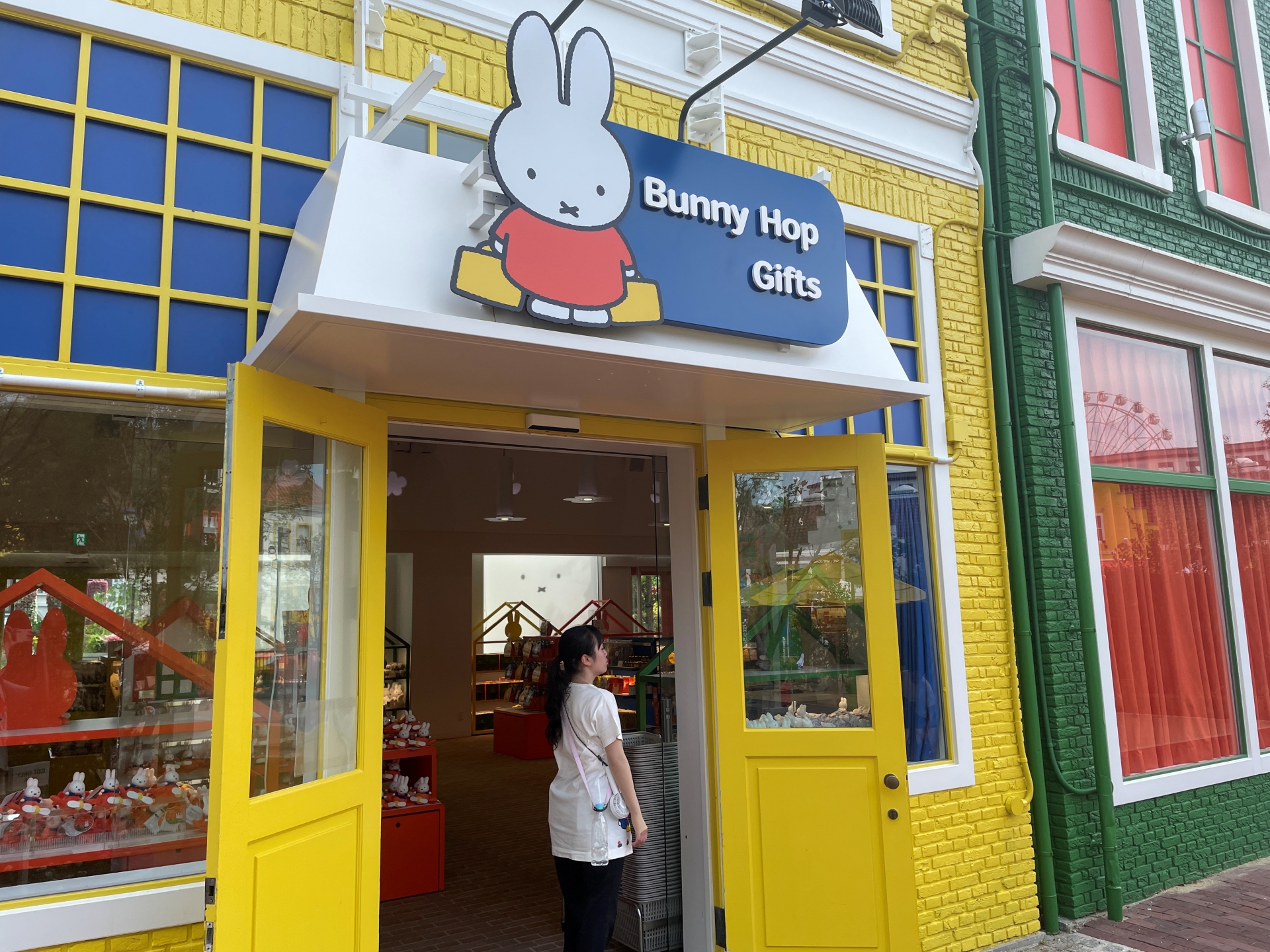 グッズショップ「バニー・ホップ・ギフト」。ハウステンボスオリジナルのぬいぐるみやお菓子、ステーショナリーなどのグッズが揃うショップ