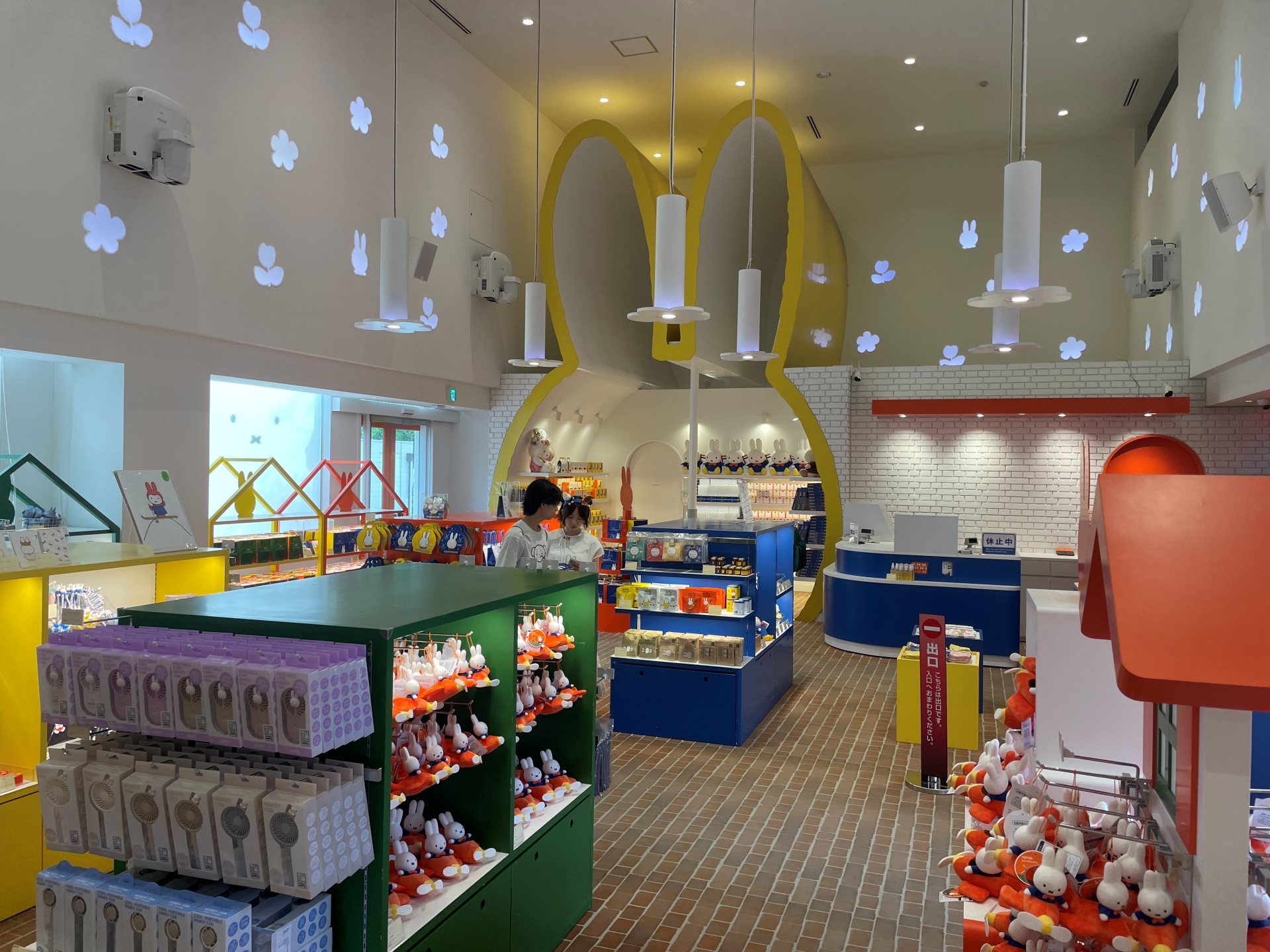 グッズショップ「バニー・ホップ・ギフト」。ハウステンボスオリジナルのぬいぐるみやお菓子、ステーショナリーなどのグッズが揃うショップ