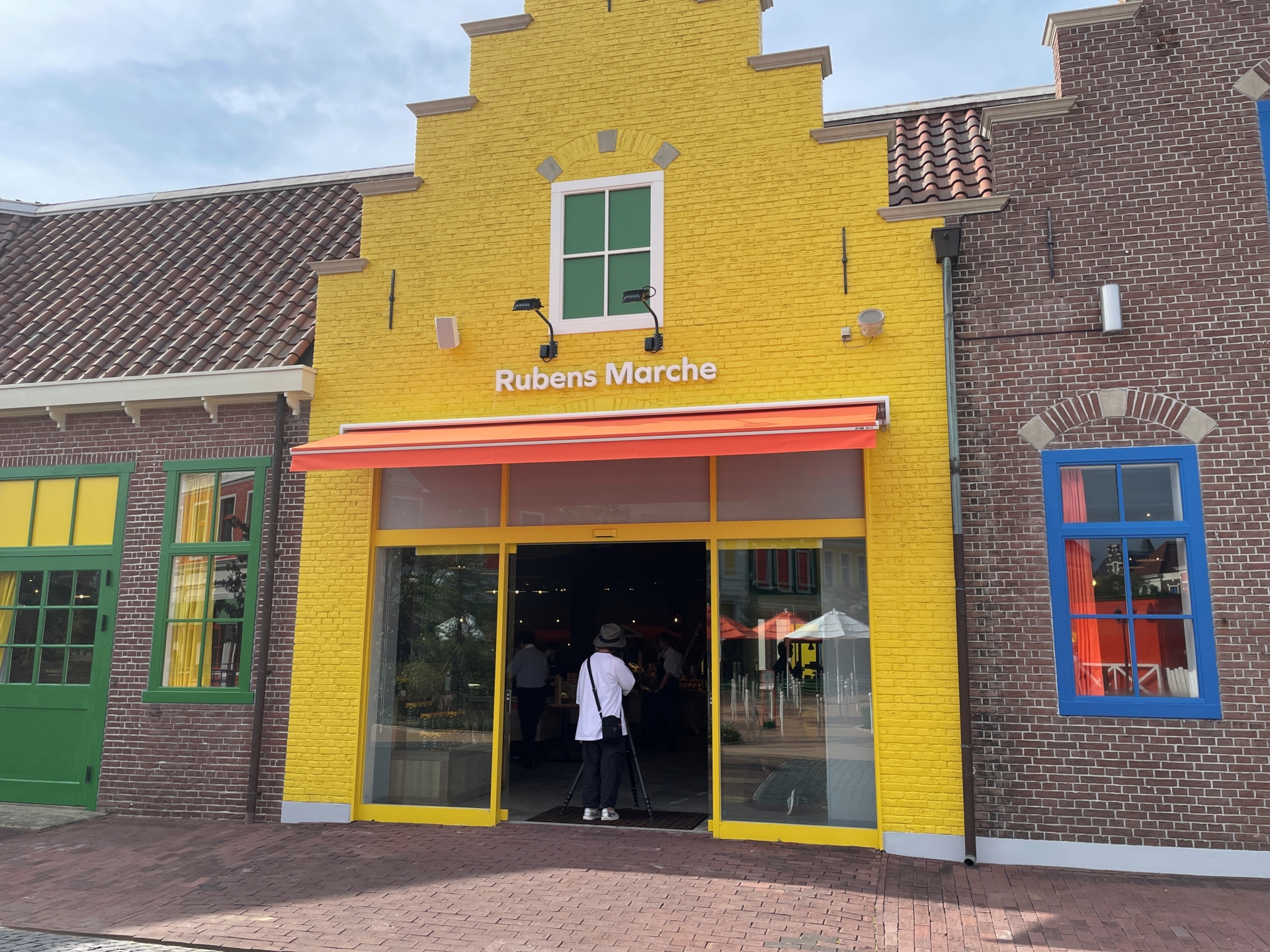 九州の名産品などが集まった「ルーベンスマルシェ」。ハウステンボス限定のチーズなどもここで買える