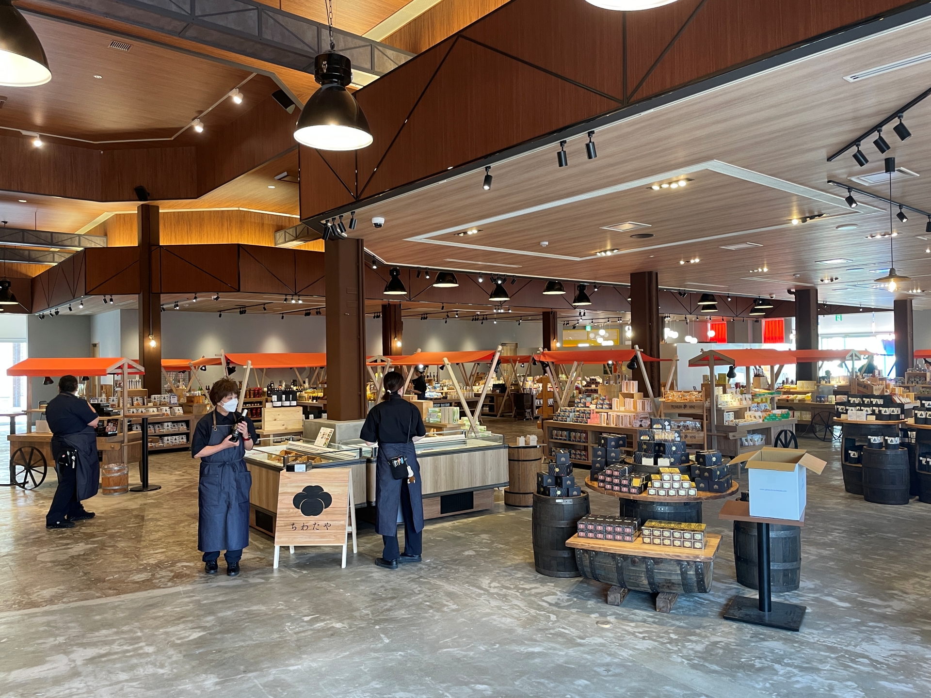 九州の名産品などが集まった「ルーベンスマルシェ」。ハウステンボス限定のチーズなどもここで買える